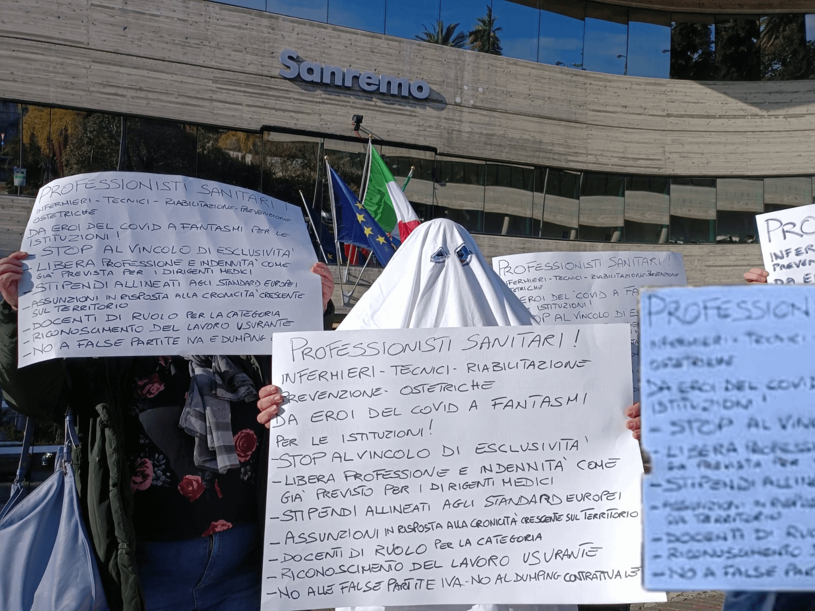 Sanità in caduta libera, protesta dei professionisti sanitari a Sanremo