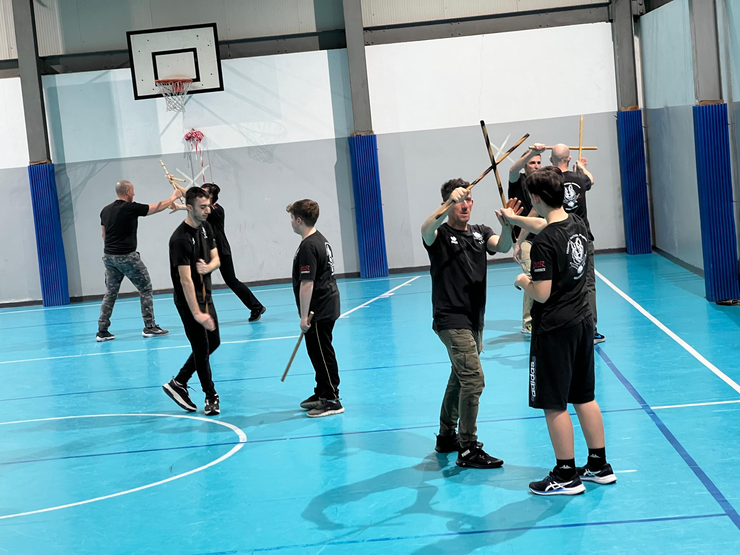 Allenamento attivo in palestra. Difesa Personale