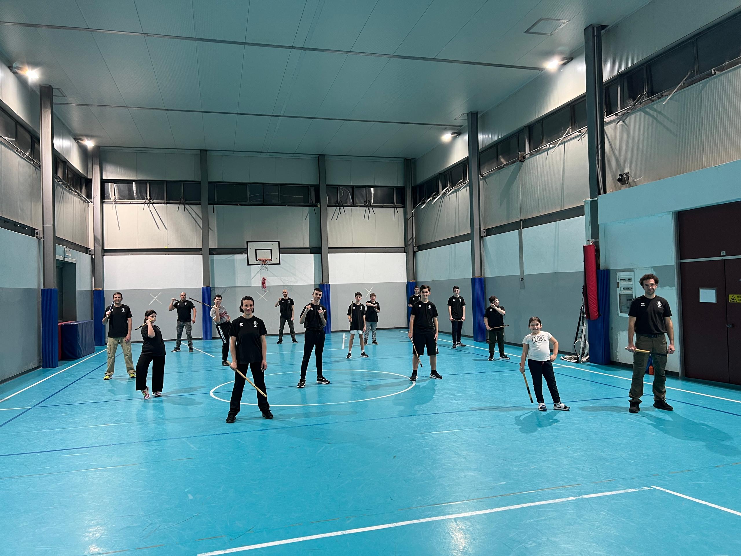 Allenamento attivo in palestra. Difesa Personale