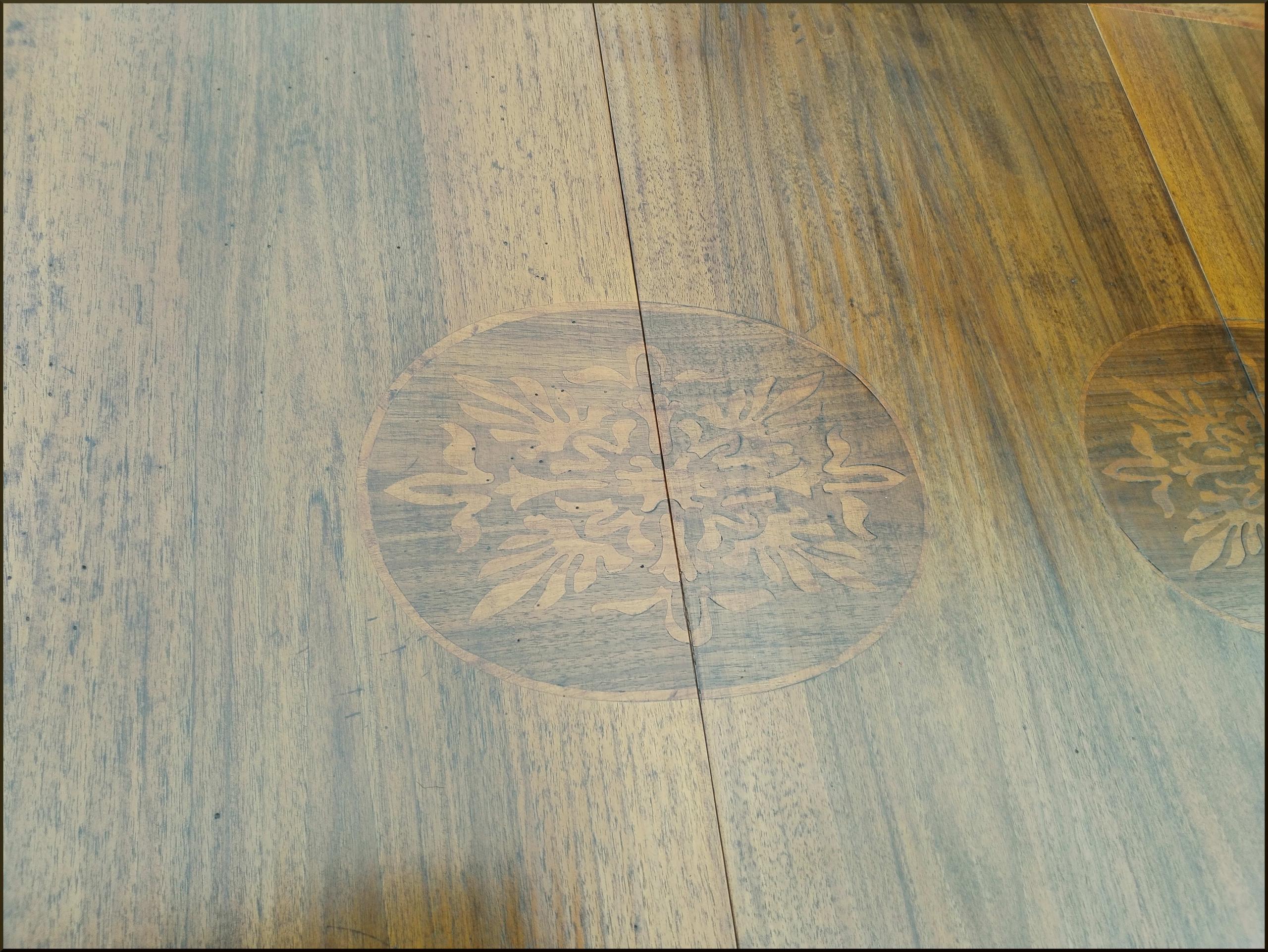 Tavolo ovale allungabile con prolunghe intarsiate e gamba impero scanalata