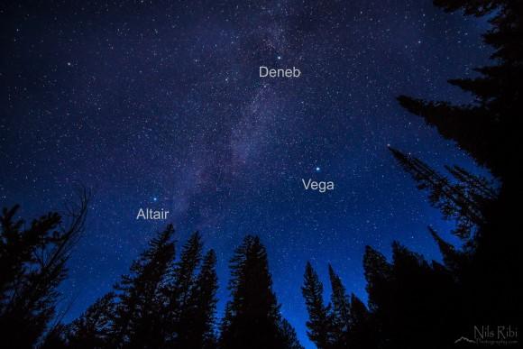 Vega, Altair, Deneb: la leggenda del Triangolo estivo