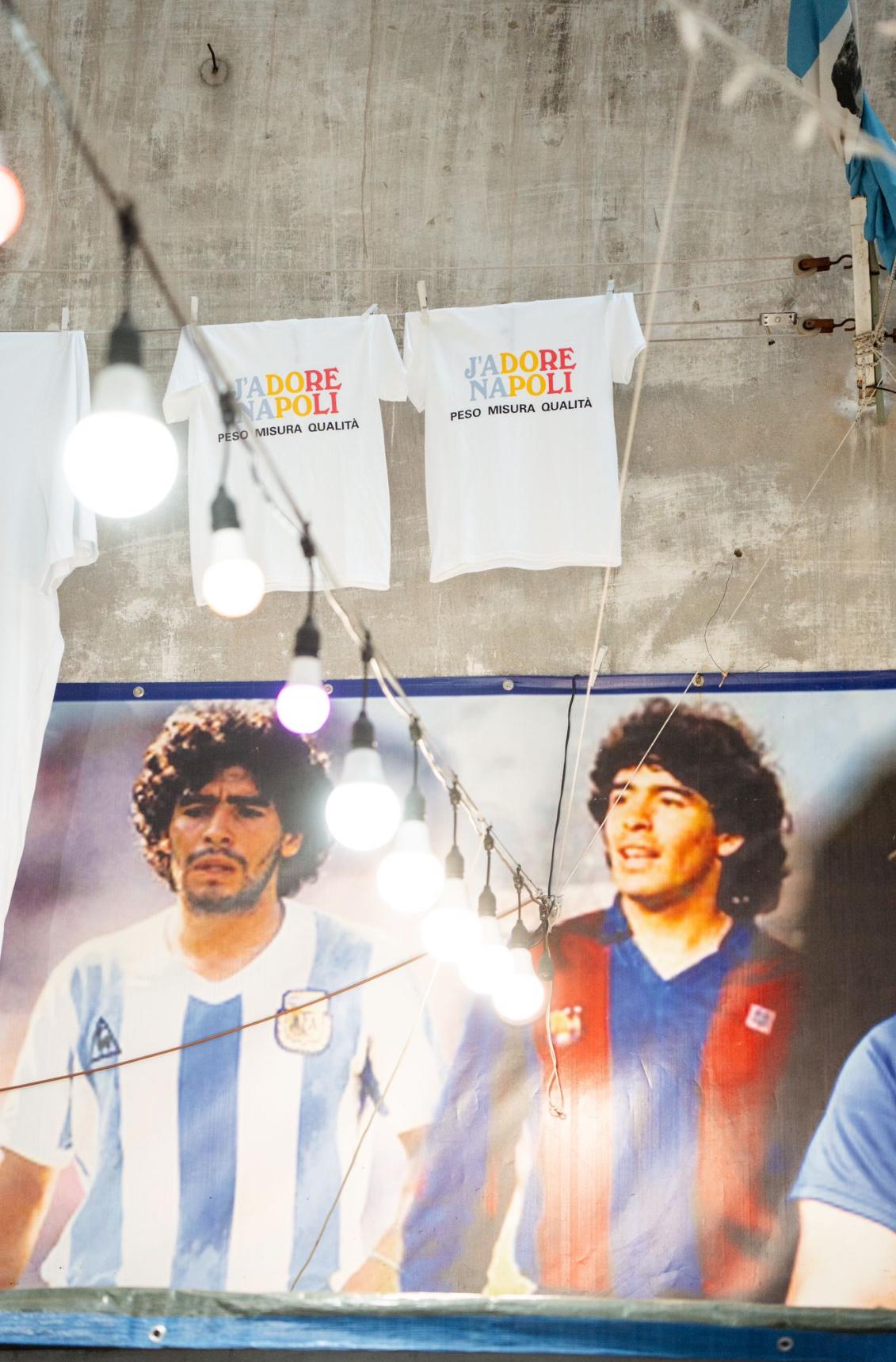 NSS-J’ADORE NAPOLI, TRIBUTO A MARADONA: TRE INIZIATIVE PER RICORDARE IL CAMPIONE A 40 ANNI DAL SUO ARRIVO A NAPOLI