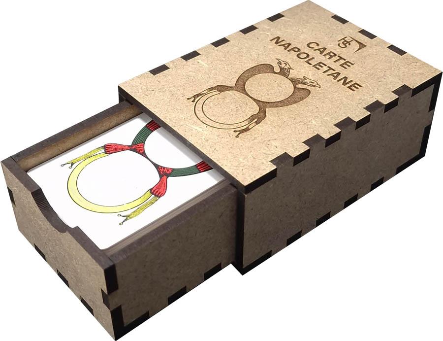 elegante scatola in legno con incisione