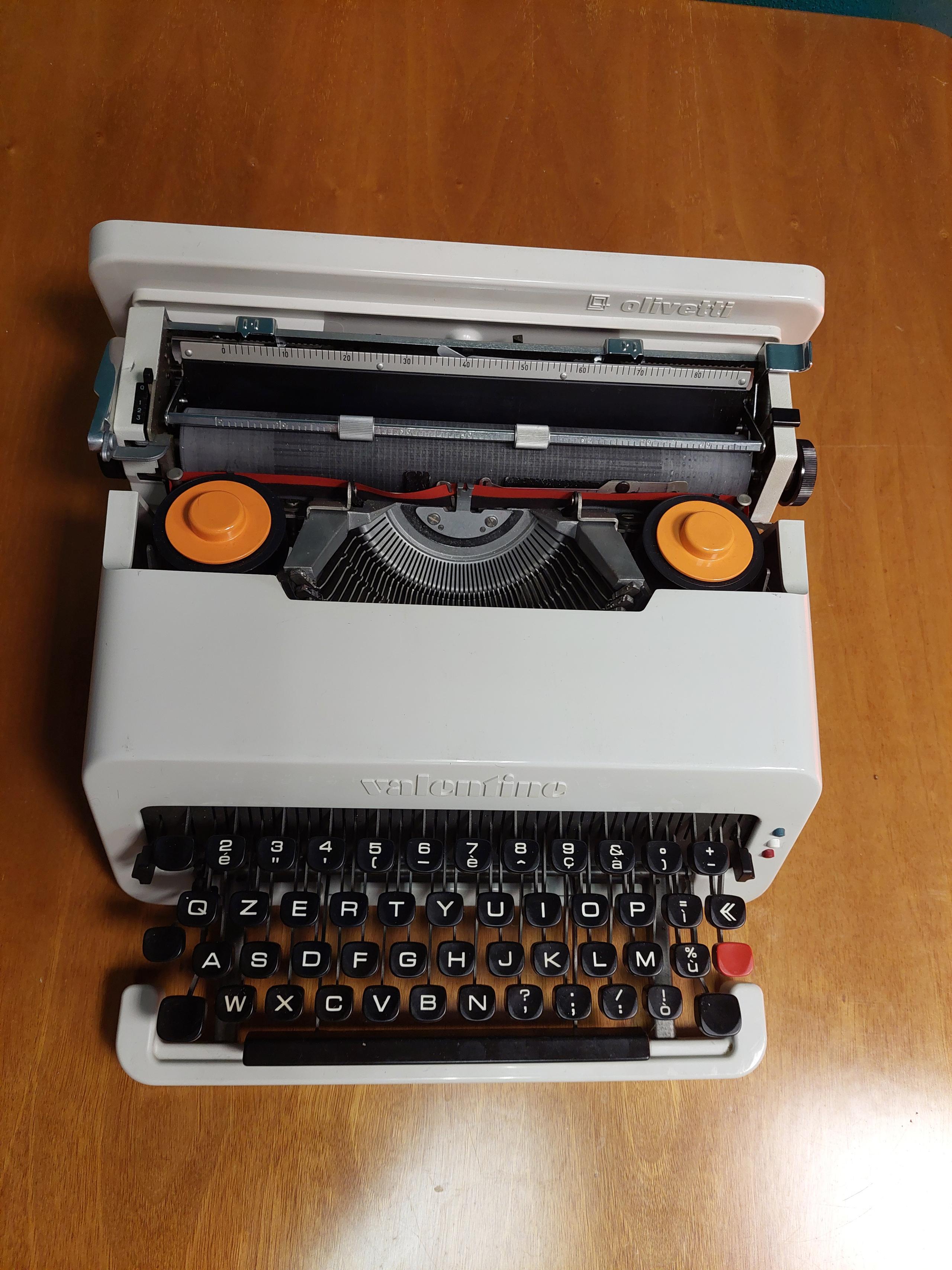 Macchina da scrivere Olivetti design Sottsass