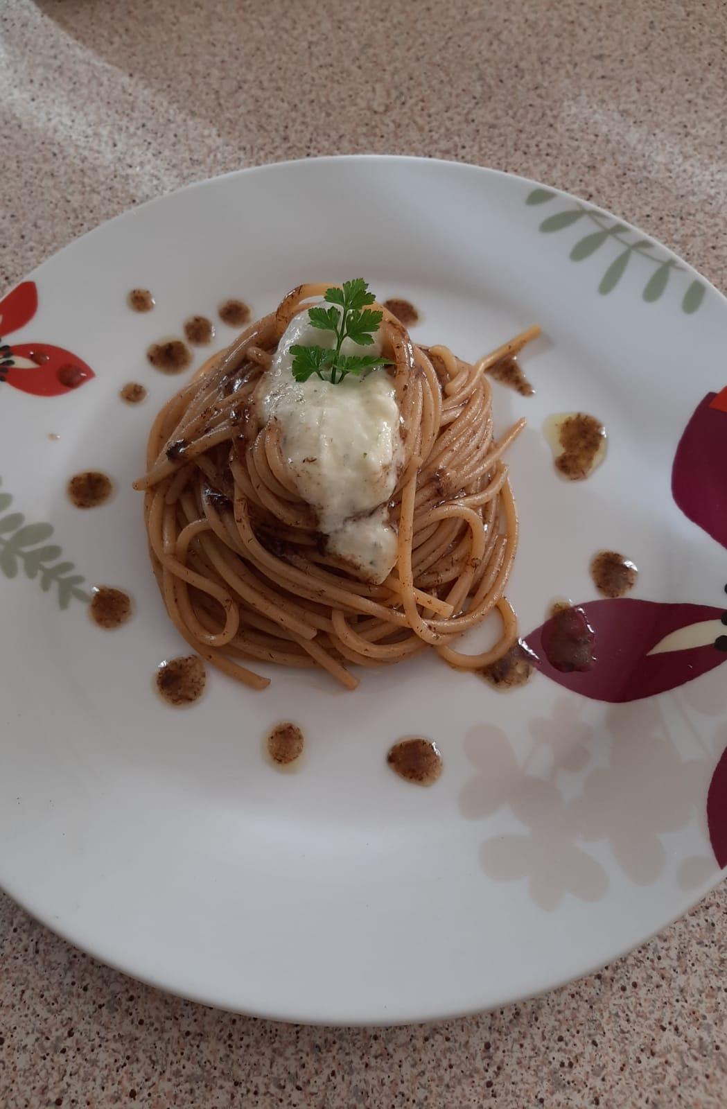 Spaghetti elisir aglio nero Italy