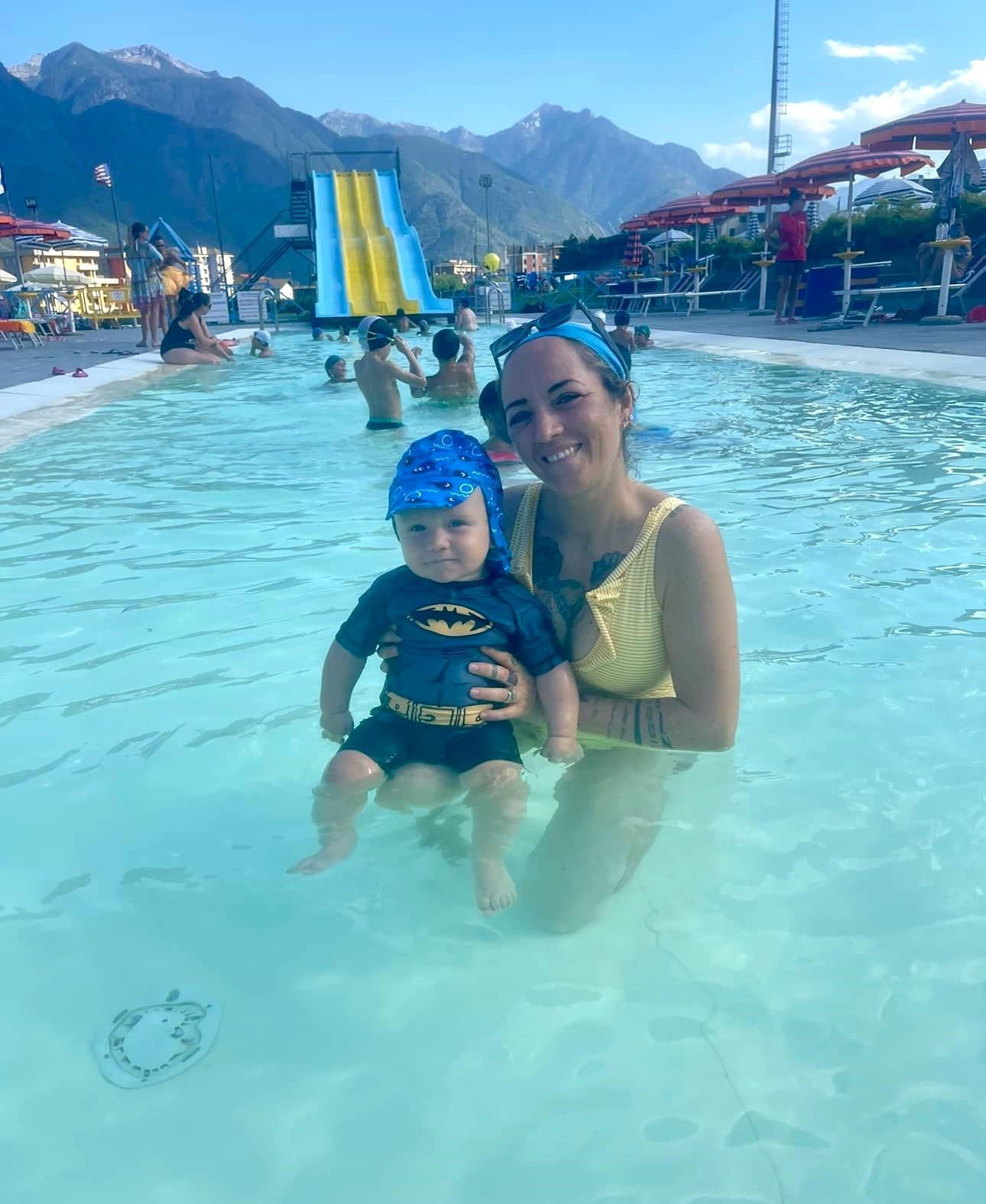 Un piccolo Babyboss in piscina