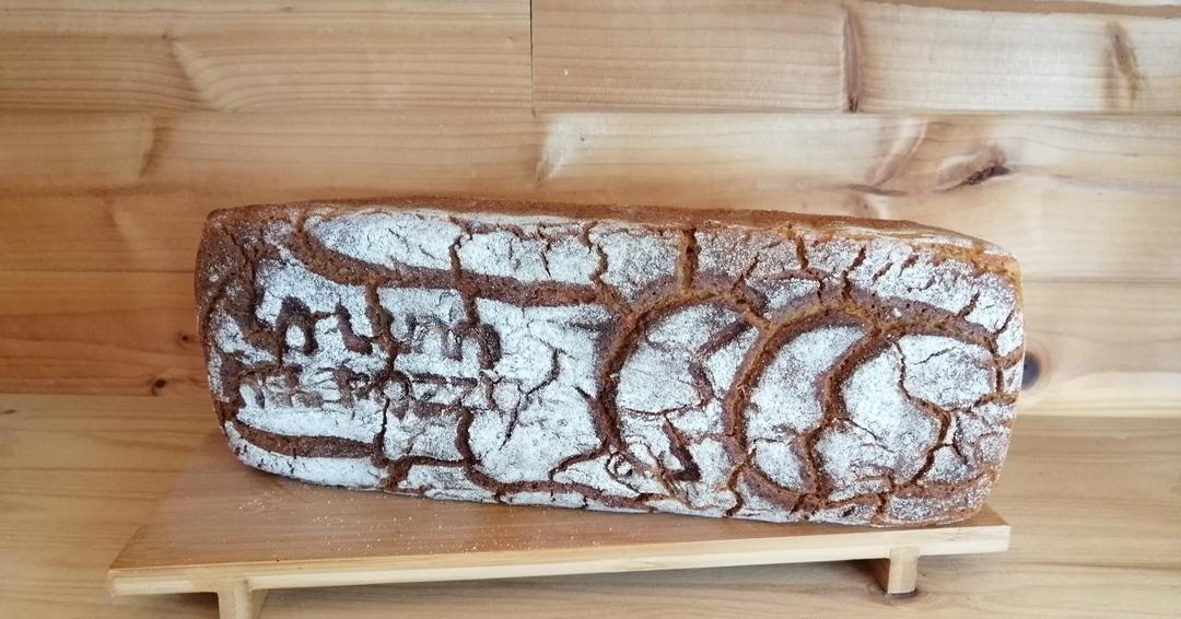 Forma plumcake, brunito in crosta con increspature e venature marcatamente  più chiare