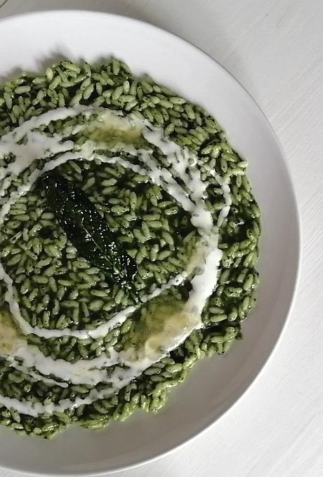 Risotto al cavolo nero con stracchino, gocce di marmellata di bergamotto e chips di cavolo