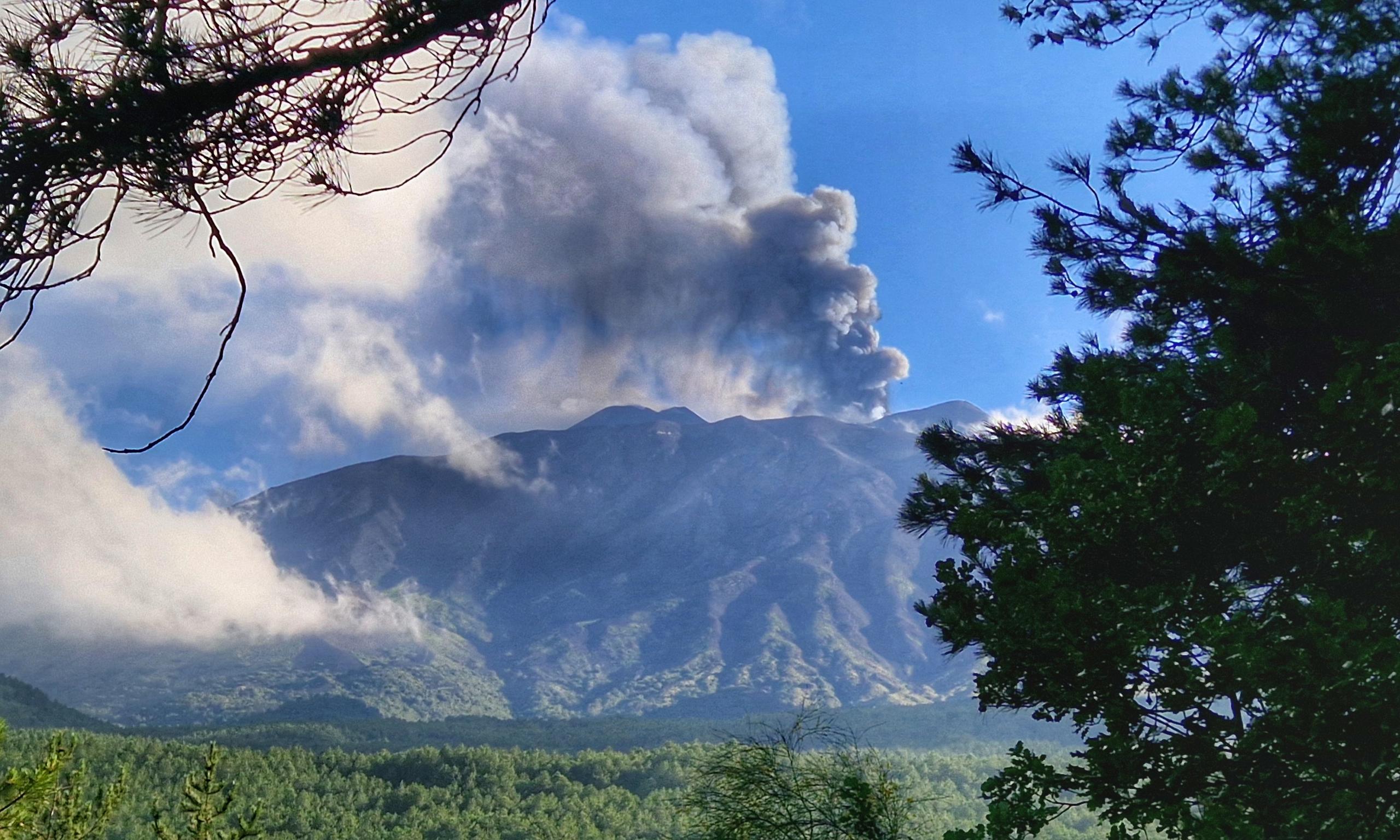 La più bella finestra vista Etna durante un eruzione