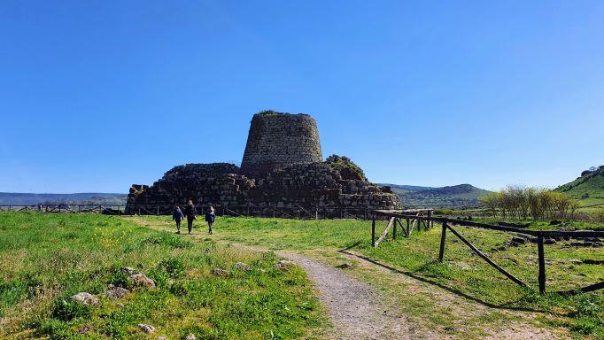 Esplora la storia millenaria della Sardegna dal comfort di Villa Malvasio: visita i siti archeologici più importanti della provincia di Sassari