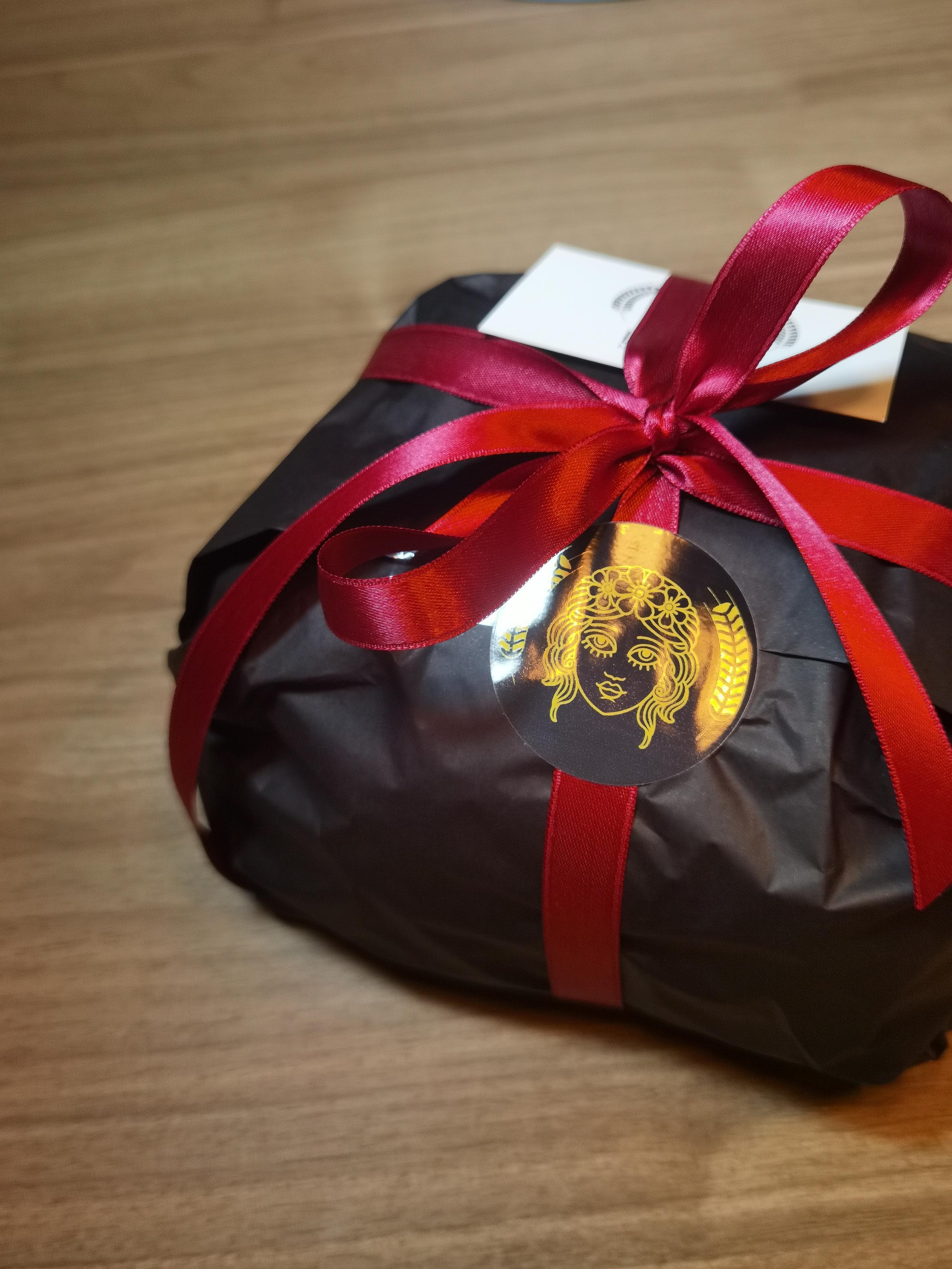 Confezione con Panettone all'aglio nero