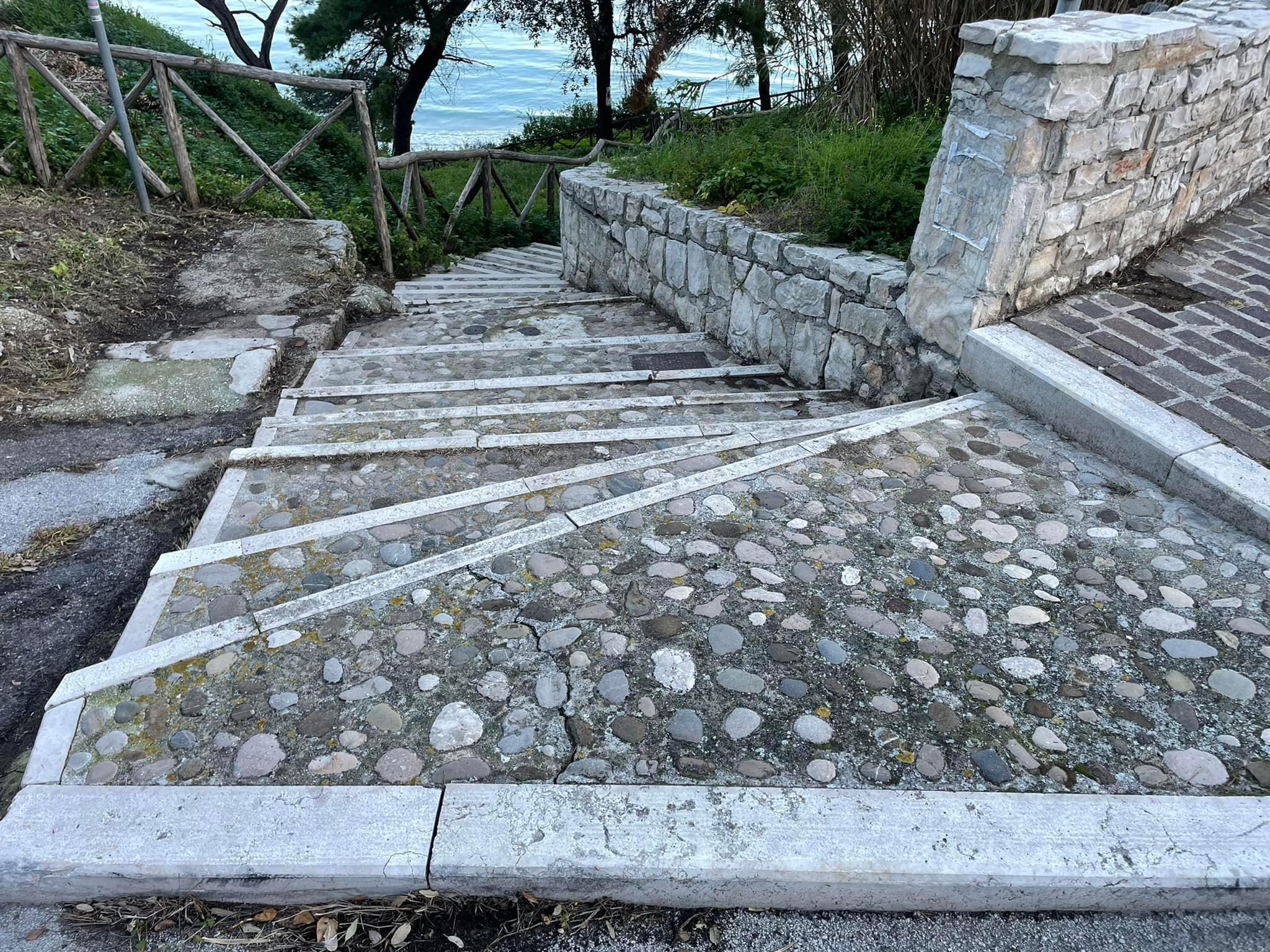 I Cento Scalini di San Menaio, nel Gargano, collegano il borgo alla spiaggia.