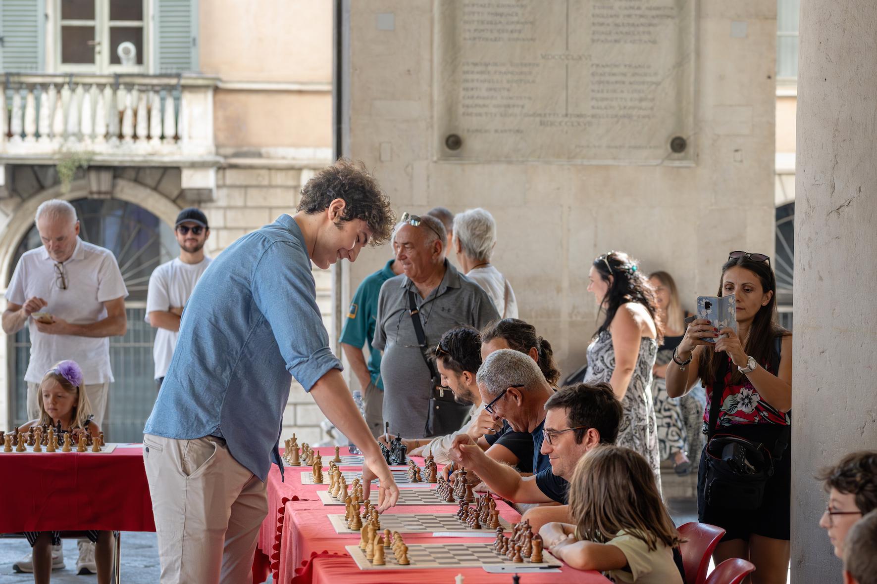 Brescia capitale degli scacchi - la simultanea di Gabriele Lumachi