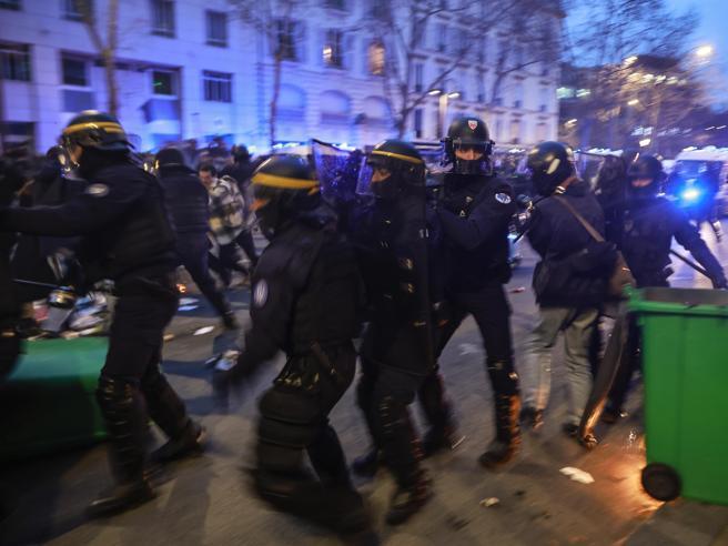 È salva la riforma delle pensioni di Macron. Proteste e cassonetti in fiamme in tutta la Francia, 70 fermi a Parigi