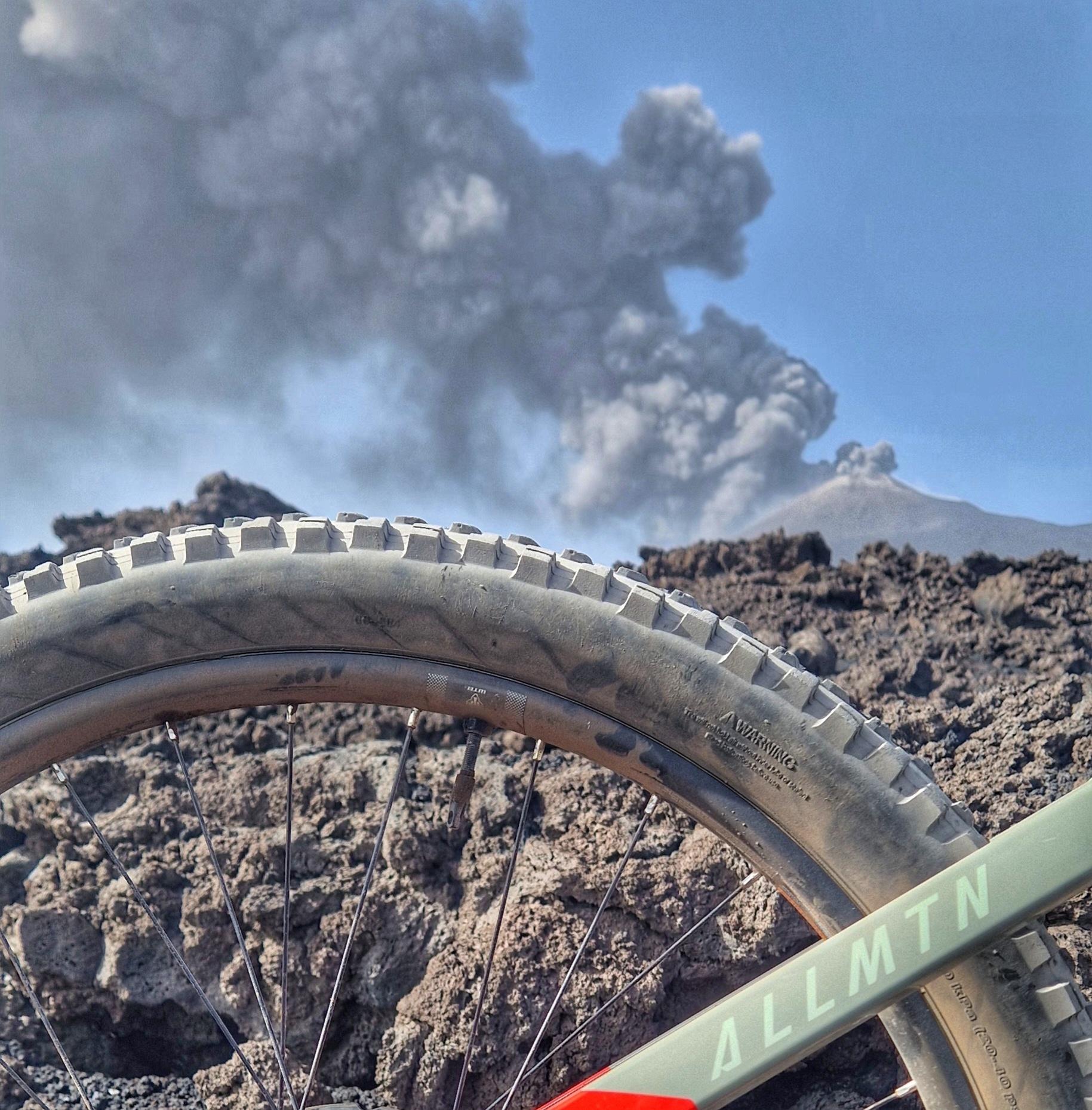 Haibike e l'eruzione dell'Etna durante un escursione