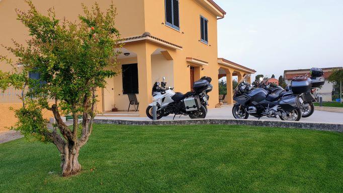Organizza il tuo viaggio in Sardegna in moto da turismo: scopri le tappe imperdibili e gli hotel biker friendly