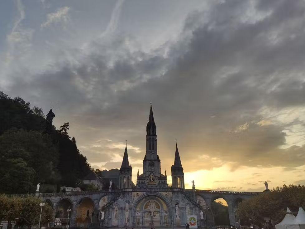 Vista frontale del Santuario di Nostra Signora di Lourdes - Francia