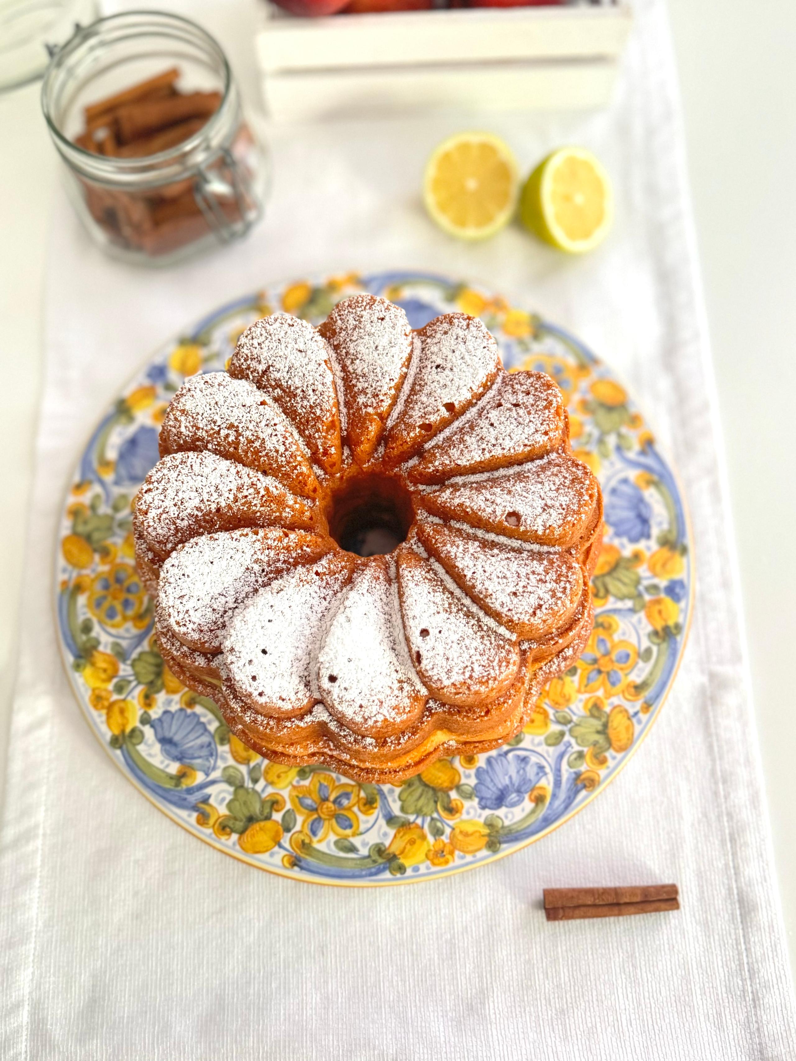 Bundt cake al limone con cuore di pesca e cannella