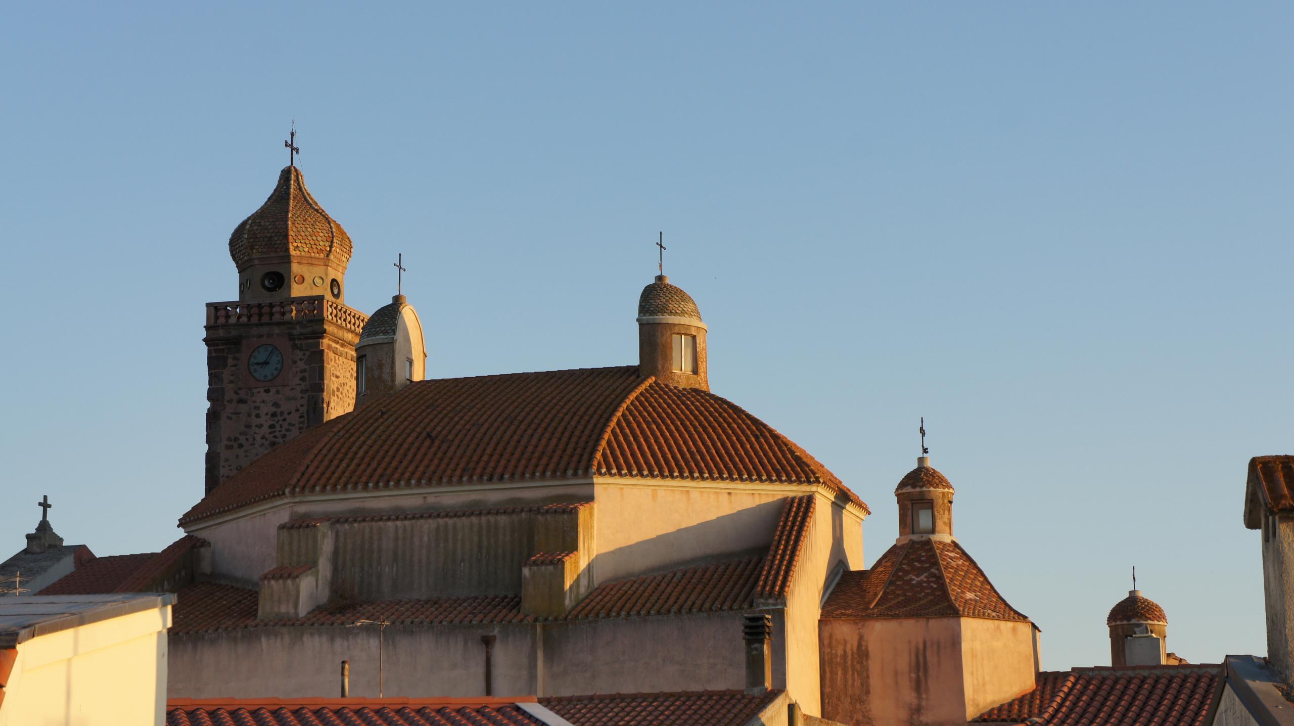 Punto di vista inedito sul tetto della parrocchia di Ghilarza, uno sguardo nuovo su Ghilarza