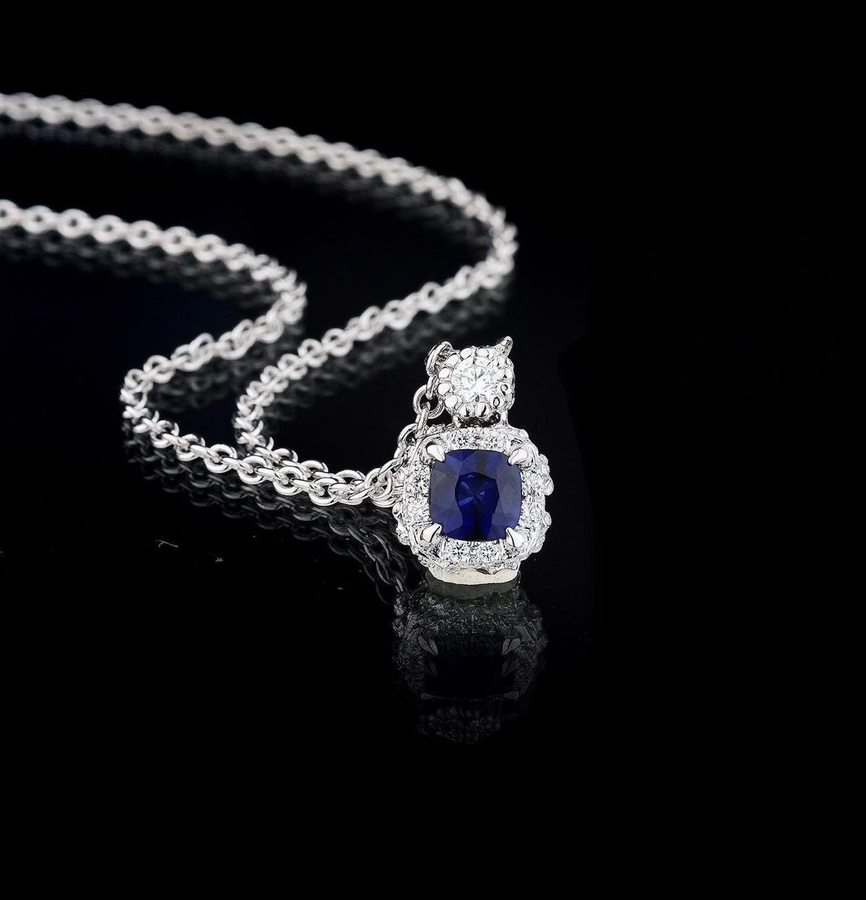 18kt white gold, blue sapphire central stone and natural white diamond with one diamond around