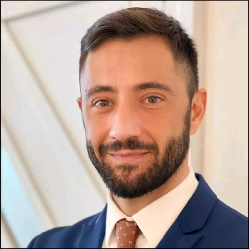 Emiliano Corradetti in cravatta è il Direttore di heliosnews