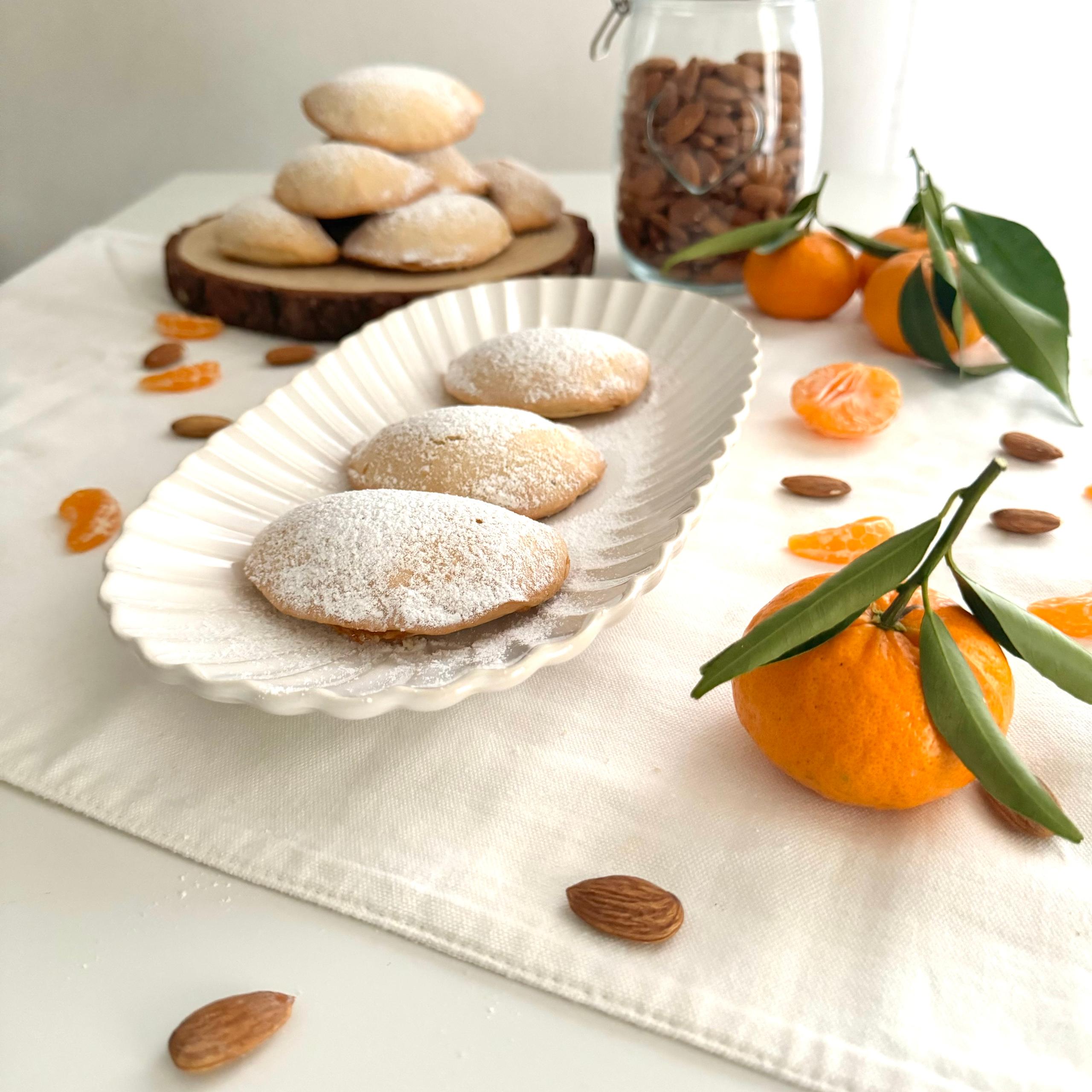 Biscotti di albumi farciti con marmellata e mandorle