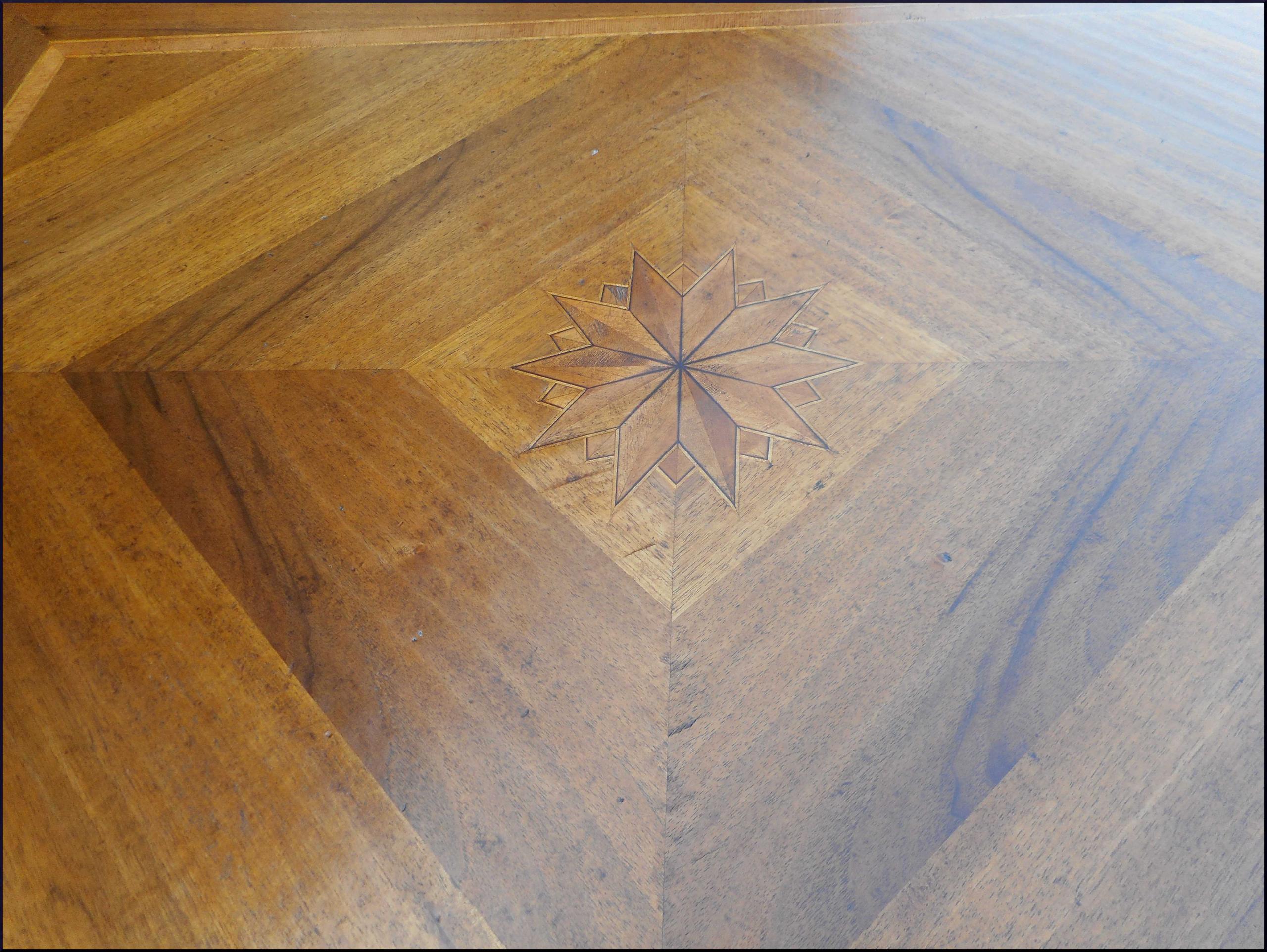 Tavolo rettangolare classico allungabile con intarsio stella