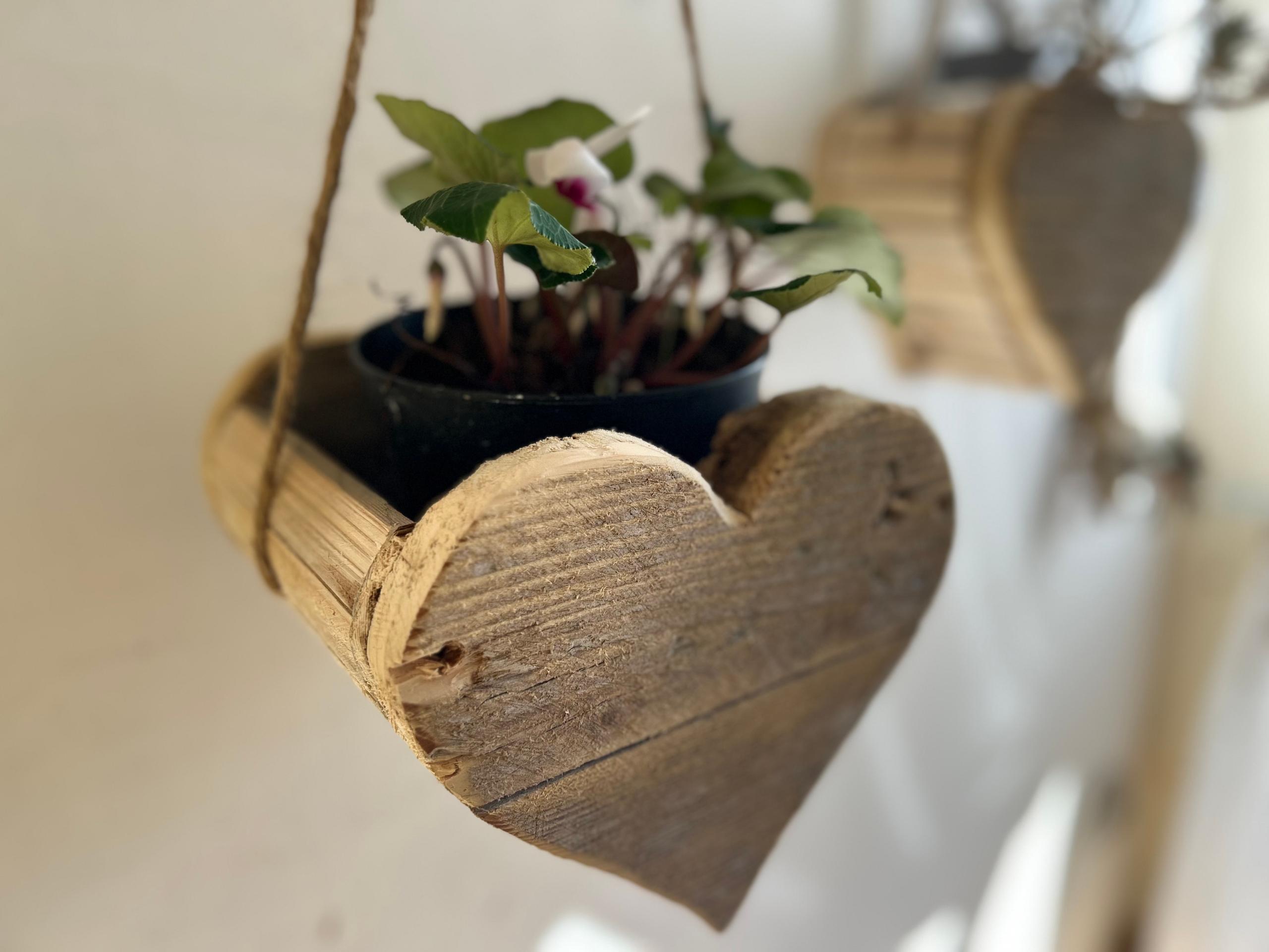 Vaso cuore in legno