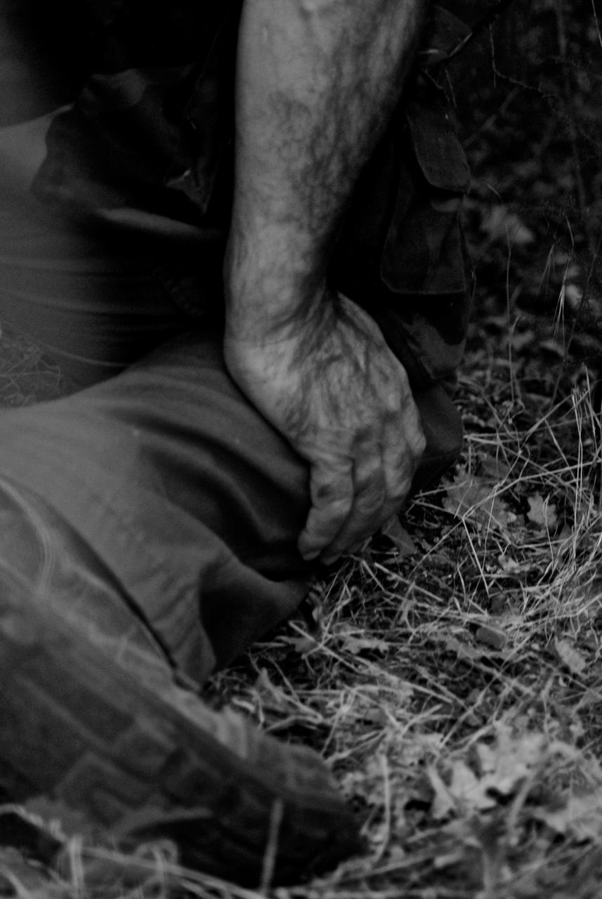 Mano di tartufaio in cerca di tartufi ©ChiaraOrtolani