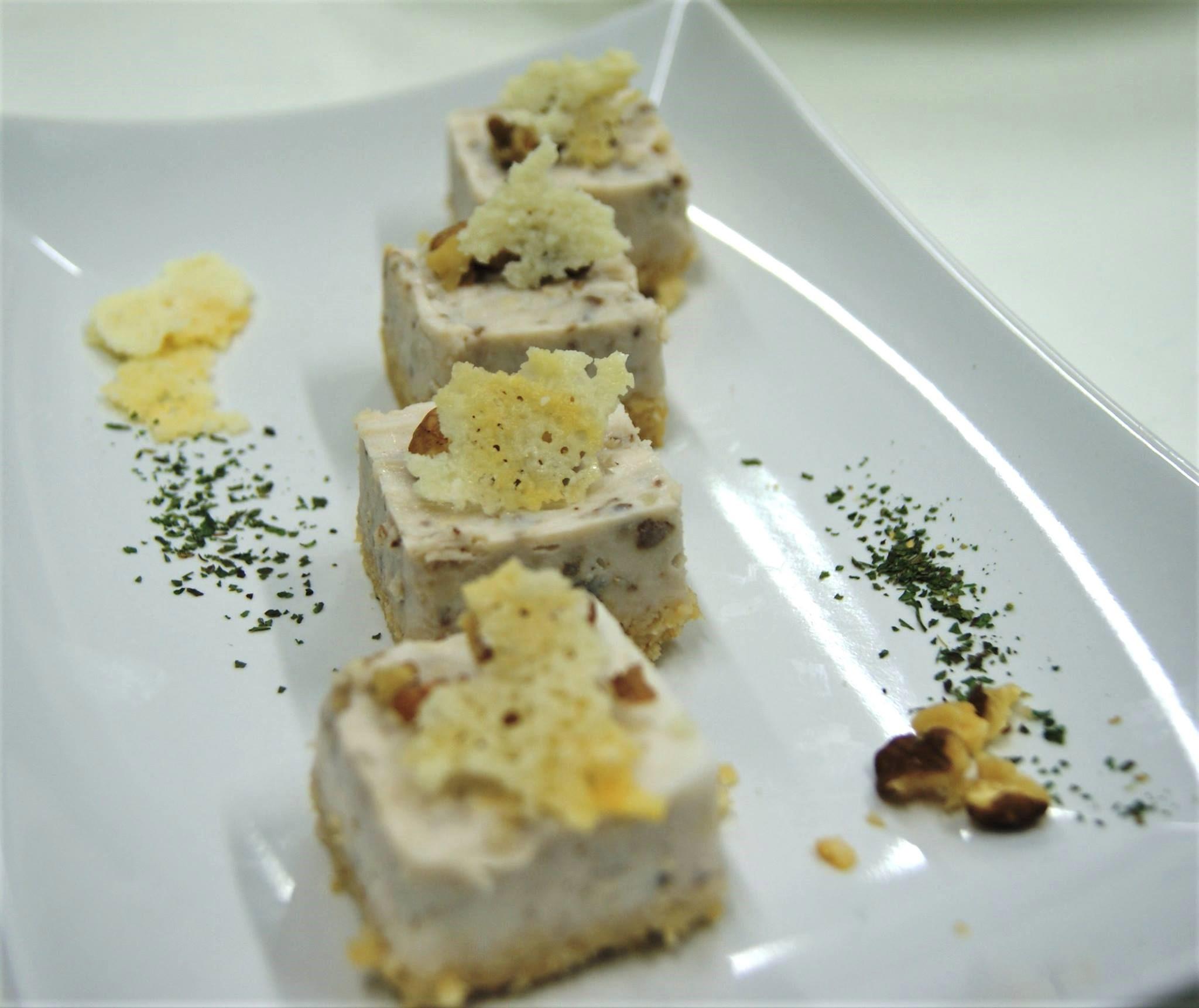 Mini cheesecake salate con pecorino Roncione, noci e pere al Malaga