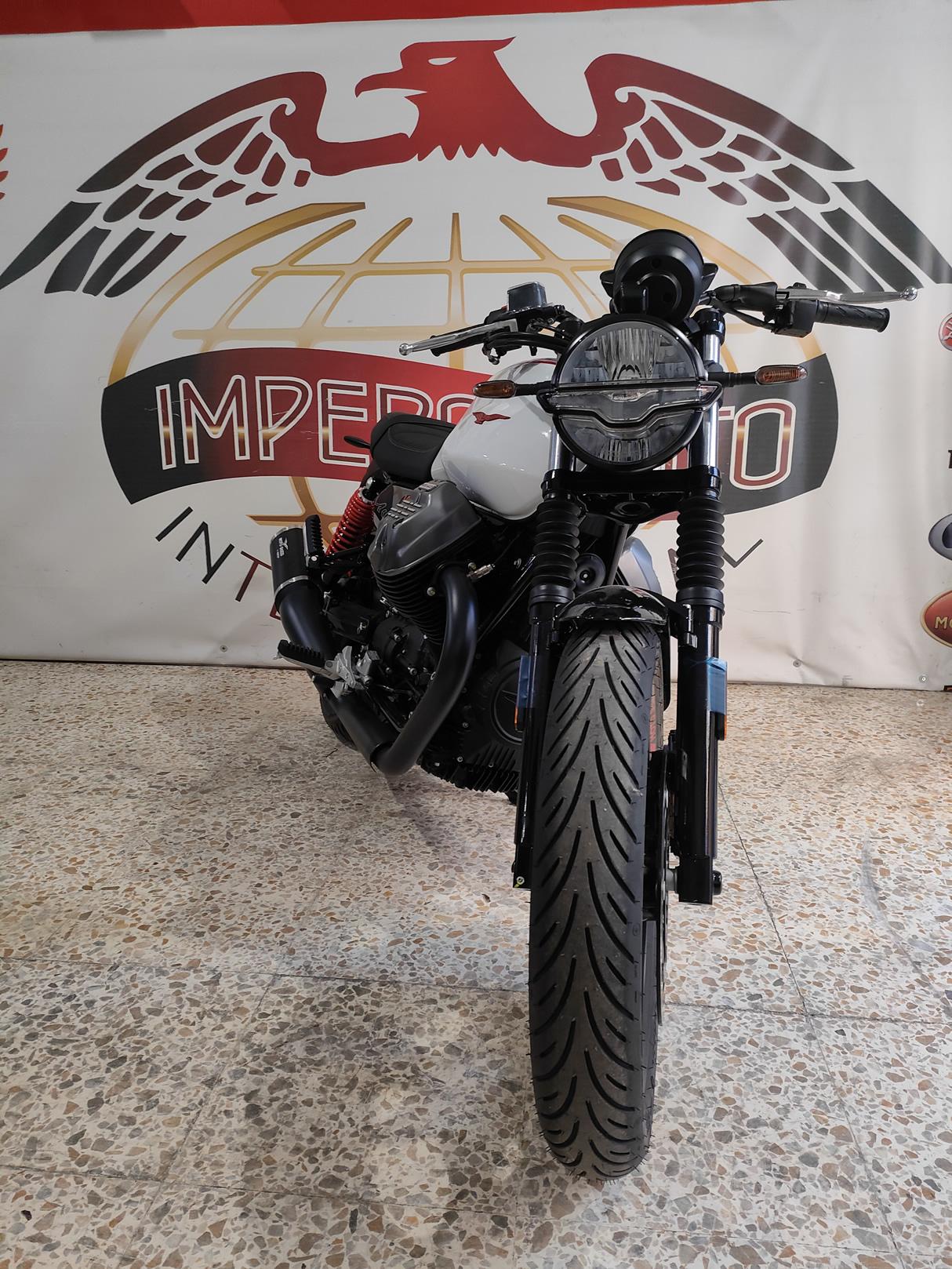 Moto Guzzi V7 Stone TEN nuova in pronta consegna