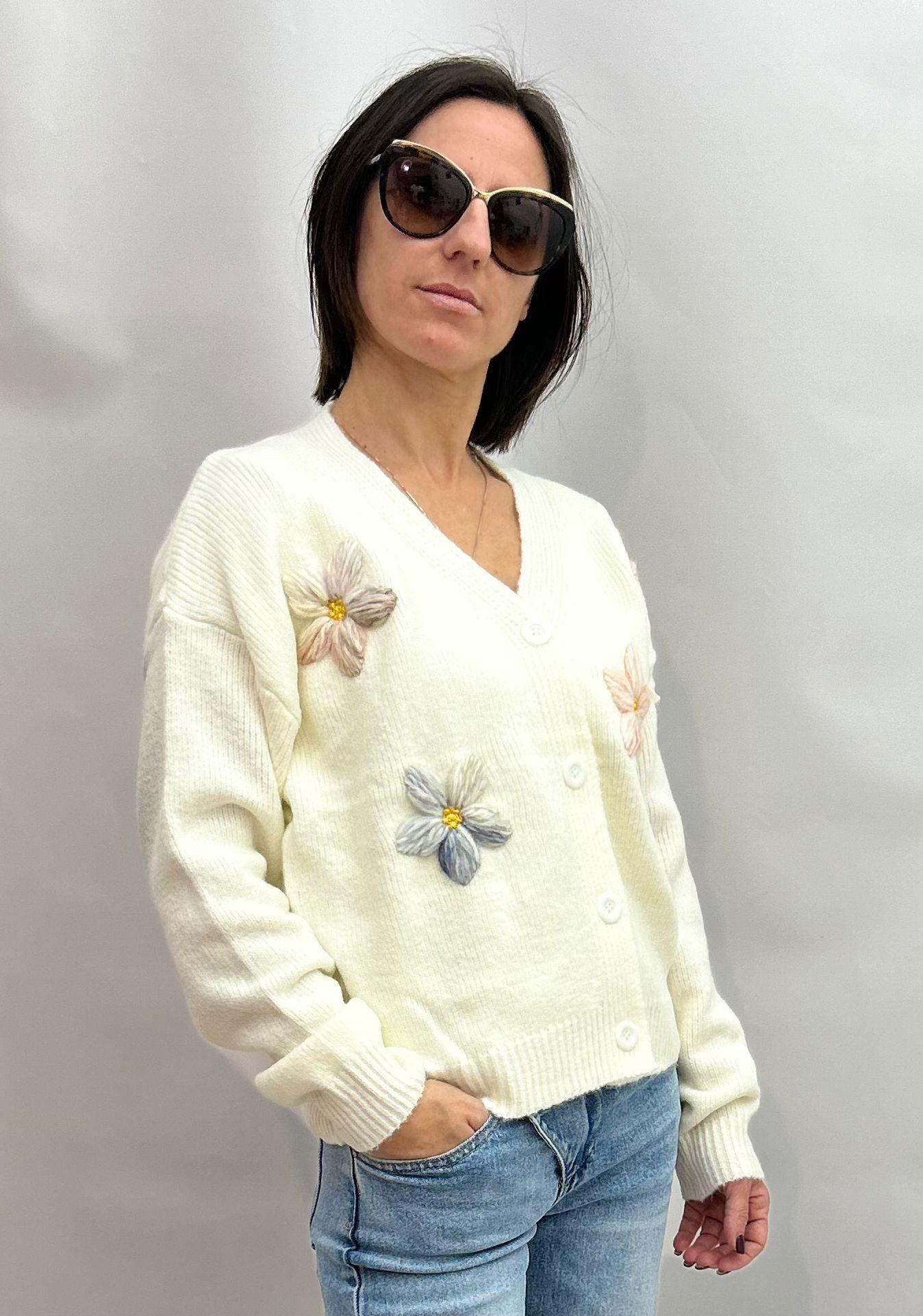 cardigan bianco con fiori