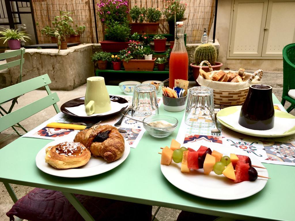 Colazione in giardino esterno con prodotti a Km 0