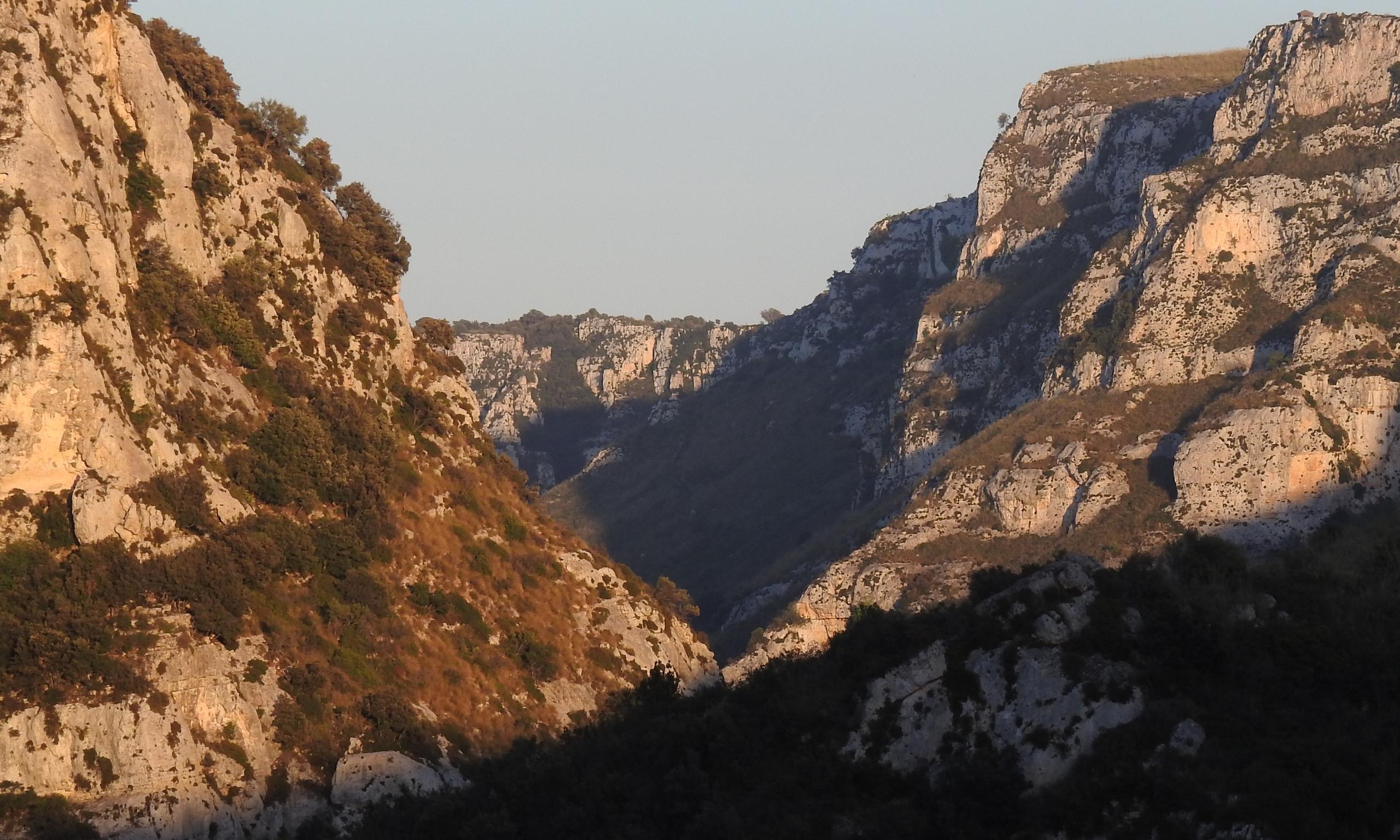 Cavagrande al tramonto tra boschi e freschi laghetti