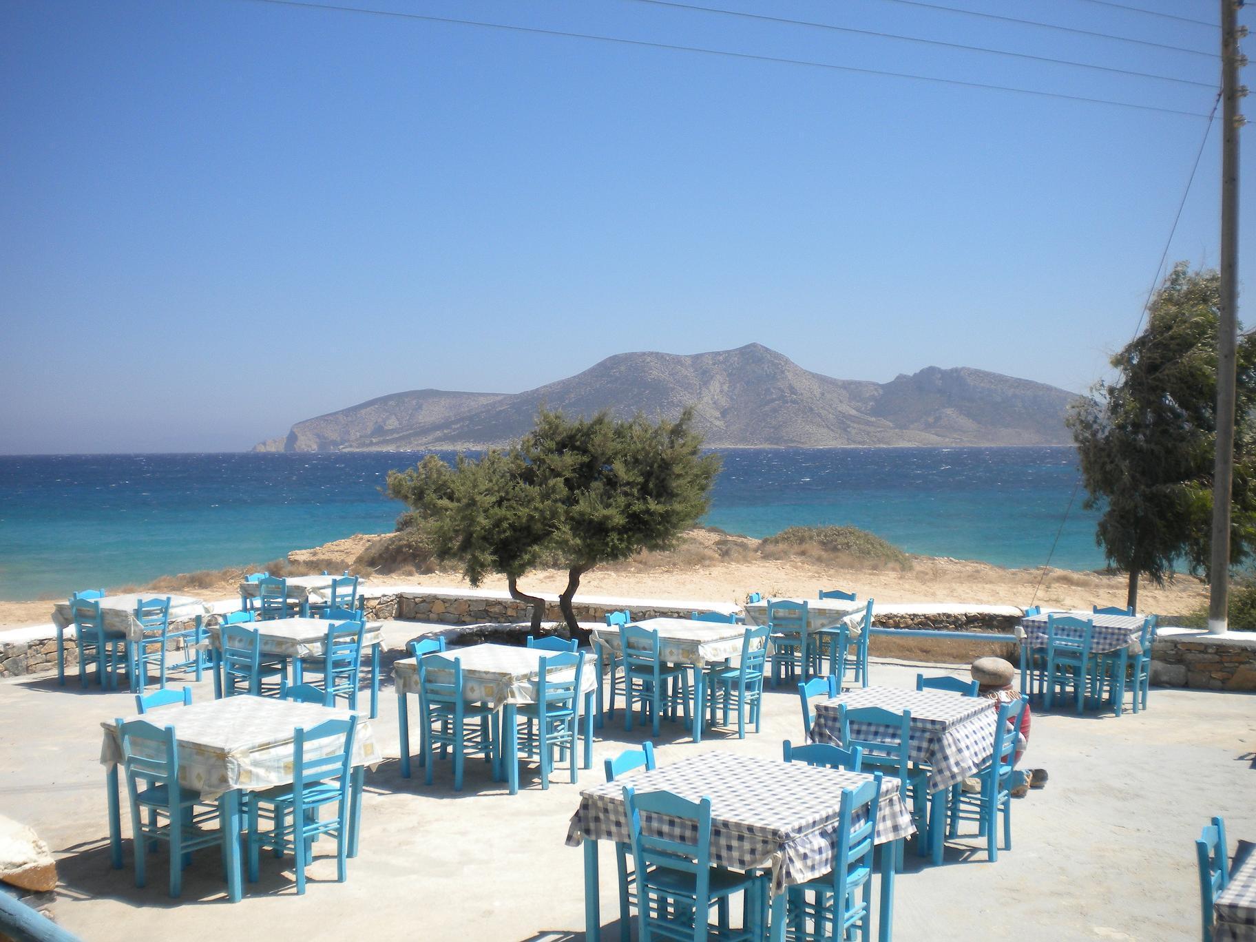 koufonissi isola di keros e sedie blu