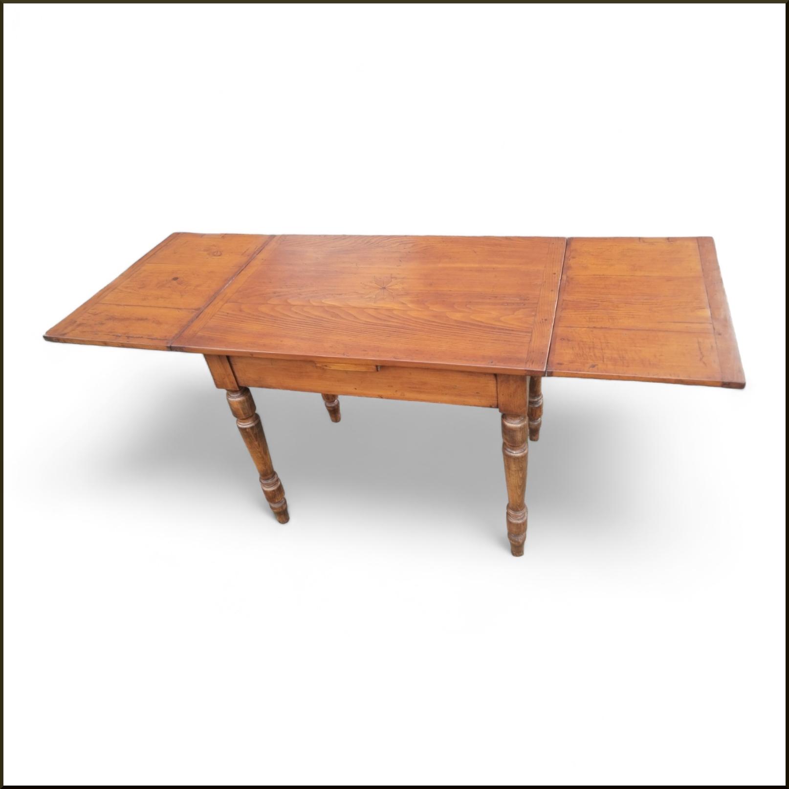 n° prodotto: 1897  Piccolo e particolare tavolo vecchio realizzato con legname antico e gamba tornit