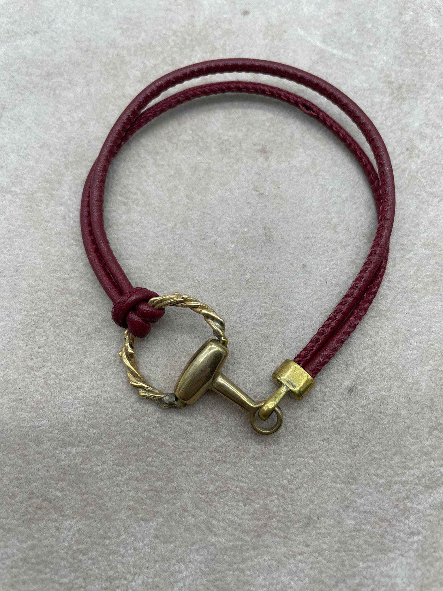 BRACCIALE IN PELLE CON CHIUSURA CORONA DI SPINE E STAFFA