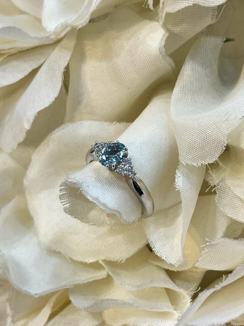 "Collezione Acquamarina" Anello in oro bianco, Acquamarina e diamanti