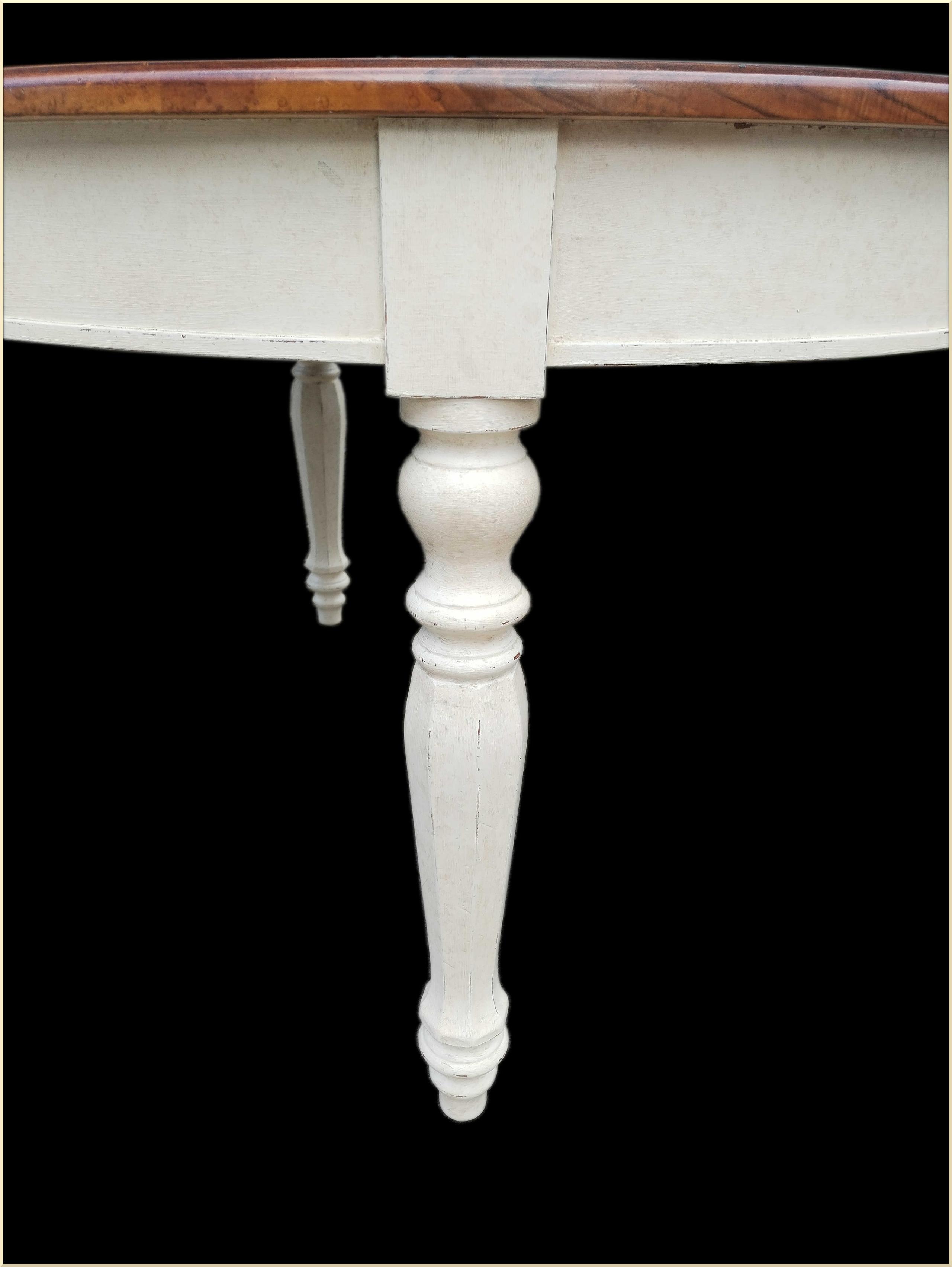 Tavolo ovale allungabile intarsiato in noce con base panna anticata