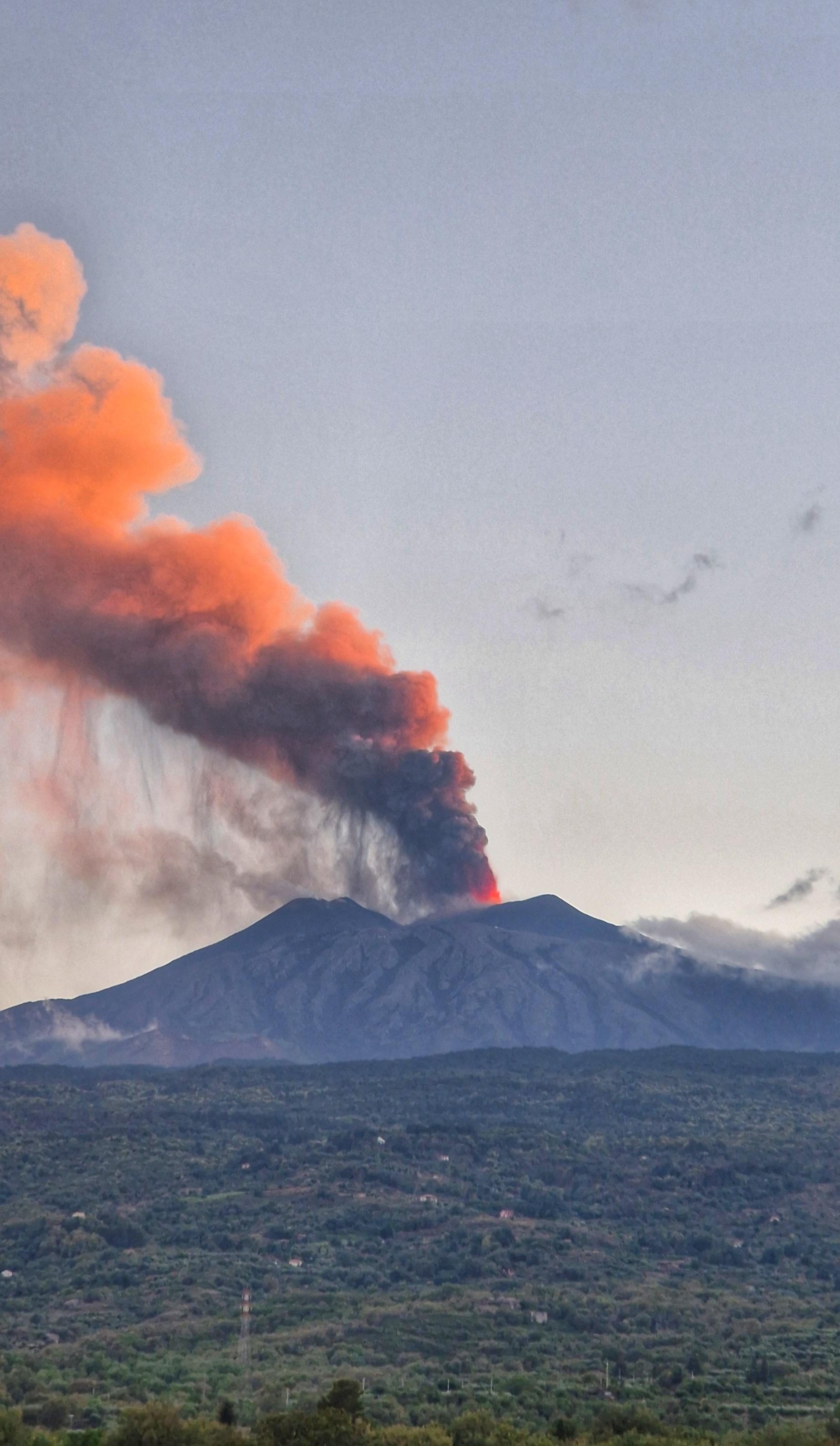 Luglio 2024 eruzione Etna vista da Linguaglossa Etna Nord