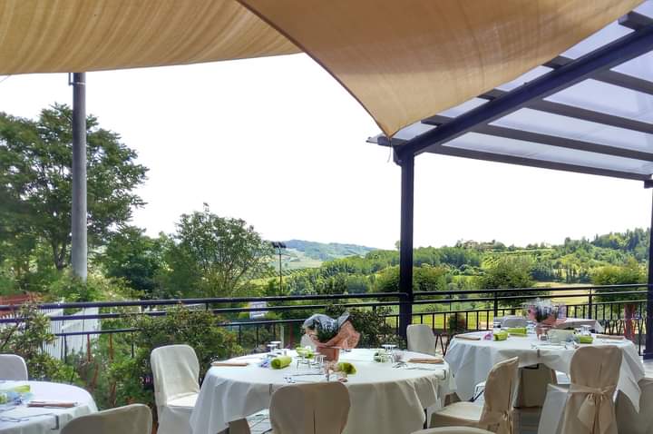 terrazzo con vista sulle cilline del monferrato