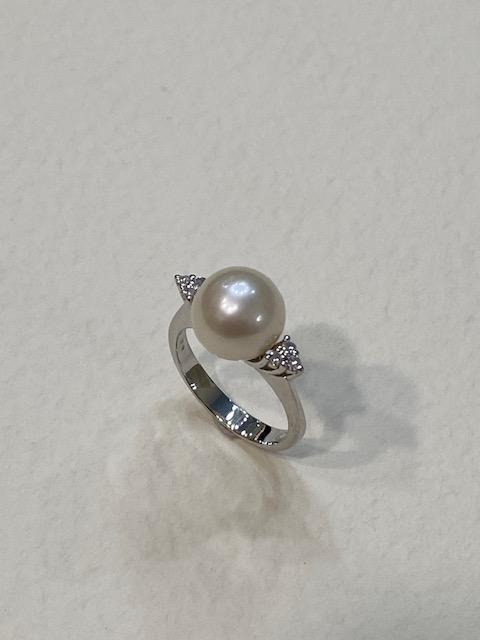 Collezione "Perle" anello in oro bianco, perla coltivata naturale e diamanti naturali