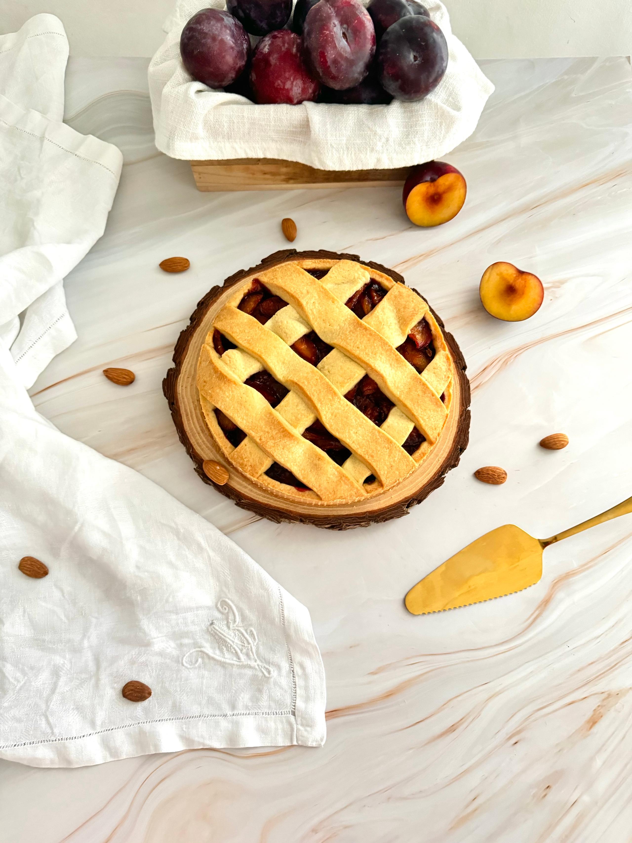 Crostata susine, mandorle e cannella