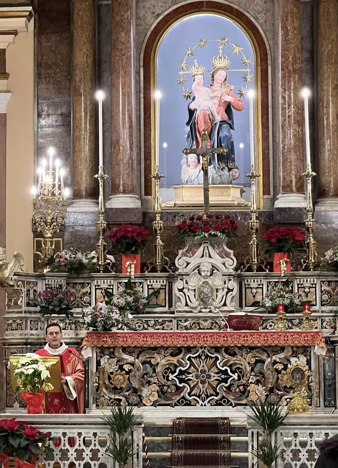 Altare maggiore con la  statua della Madonna delle Grazie