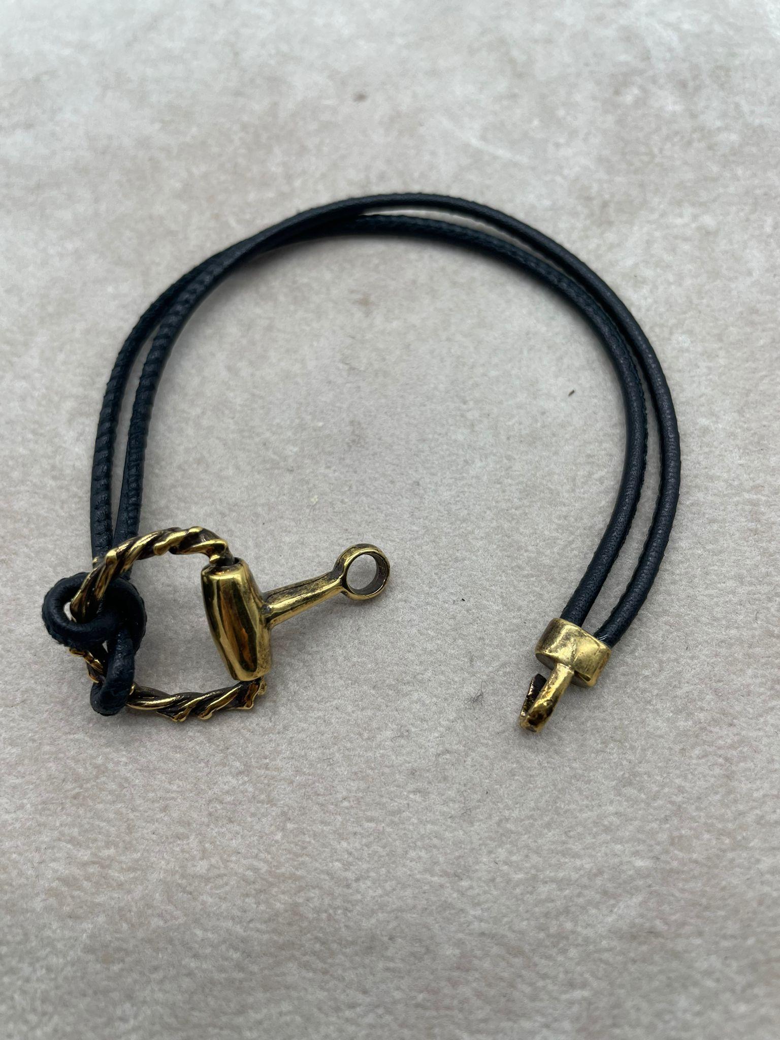 BRACCIALE IN PELLE CON CHIUSURA CORONA DI SPINE E STAFFA