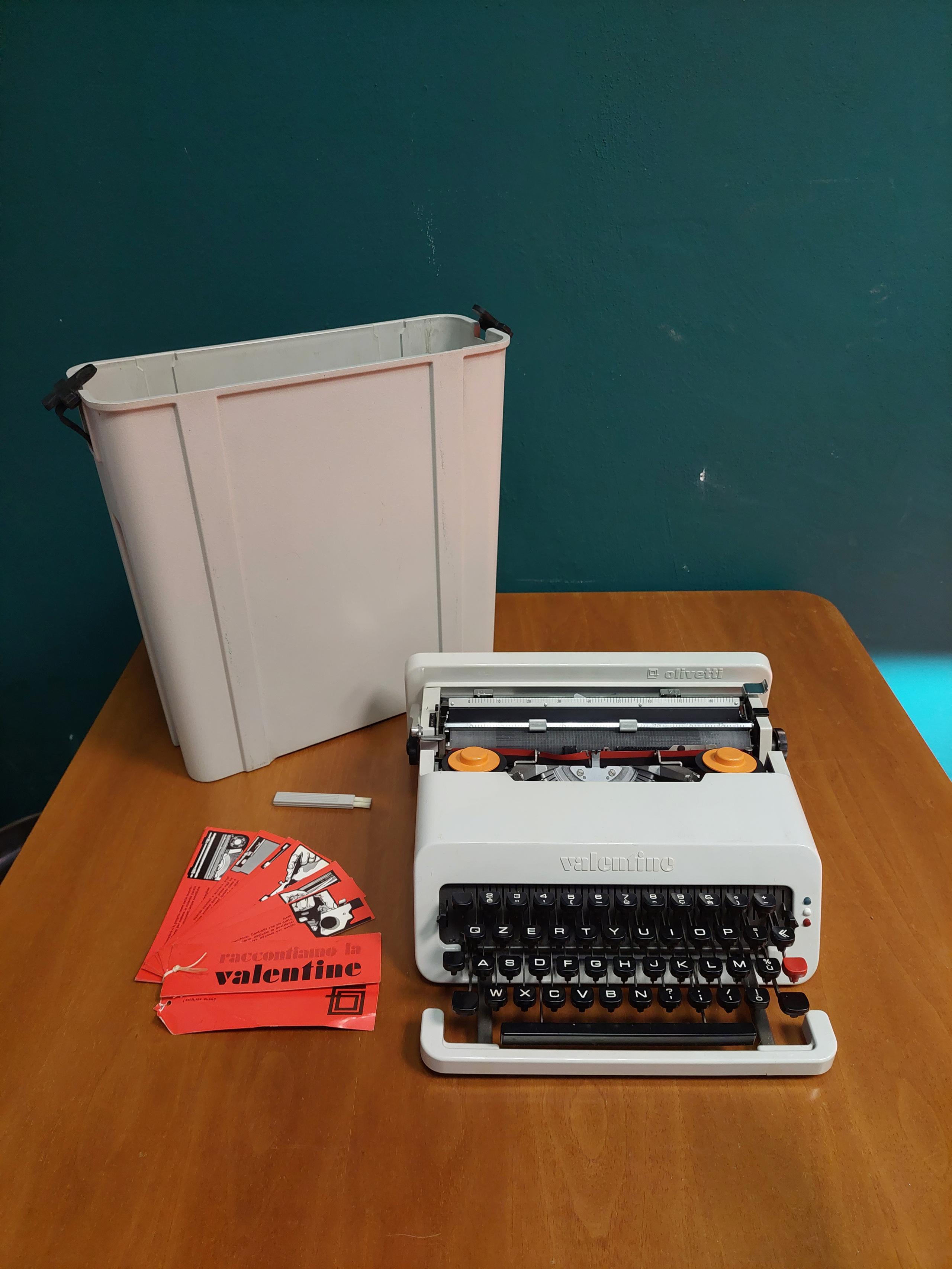 Macchina da scrivere Olivetti design Sottsass