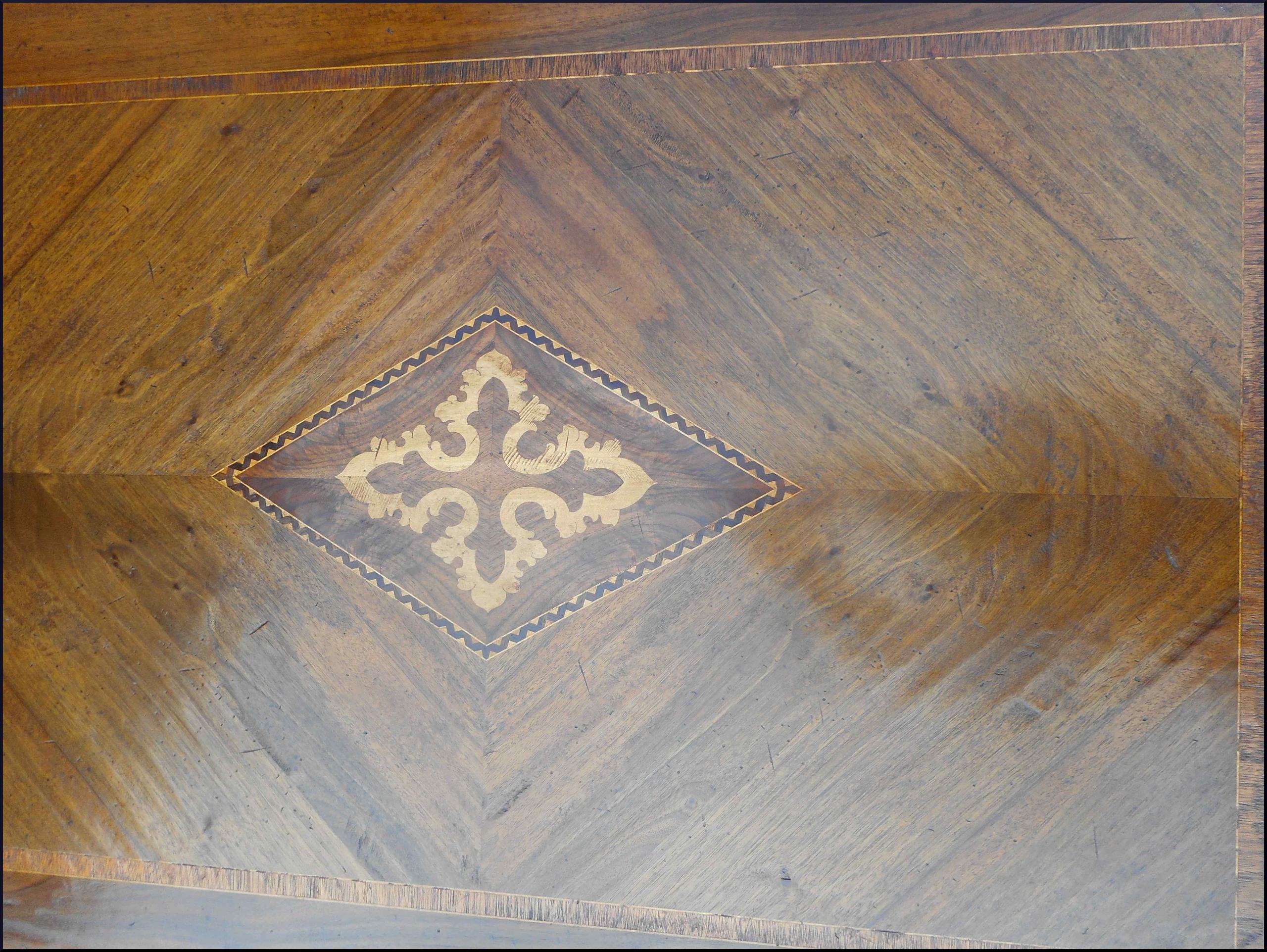 Tavolo artigianale in stile antico con piano intarsiato