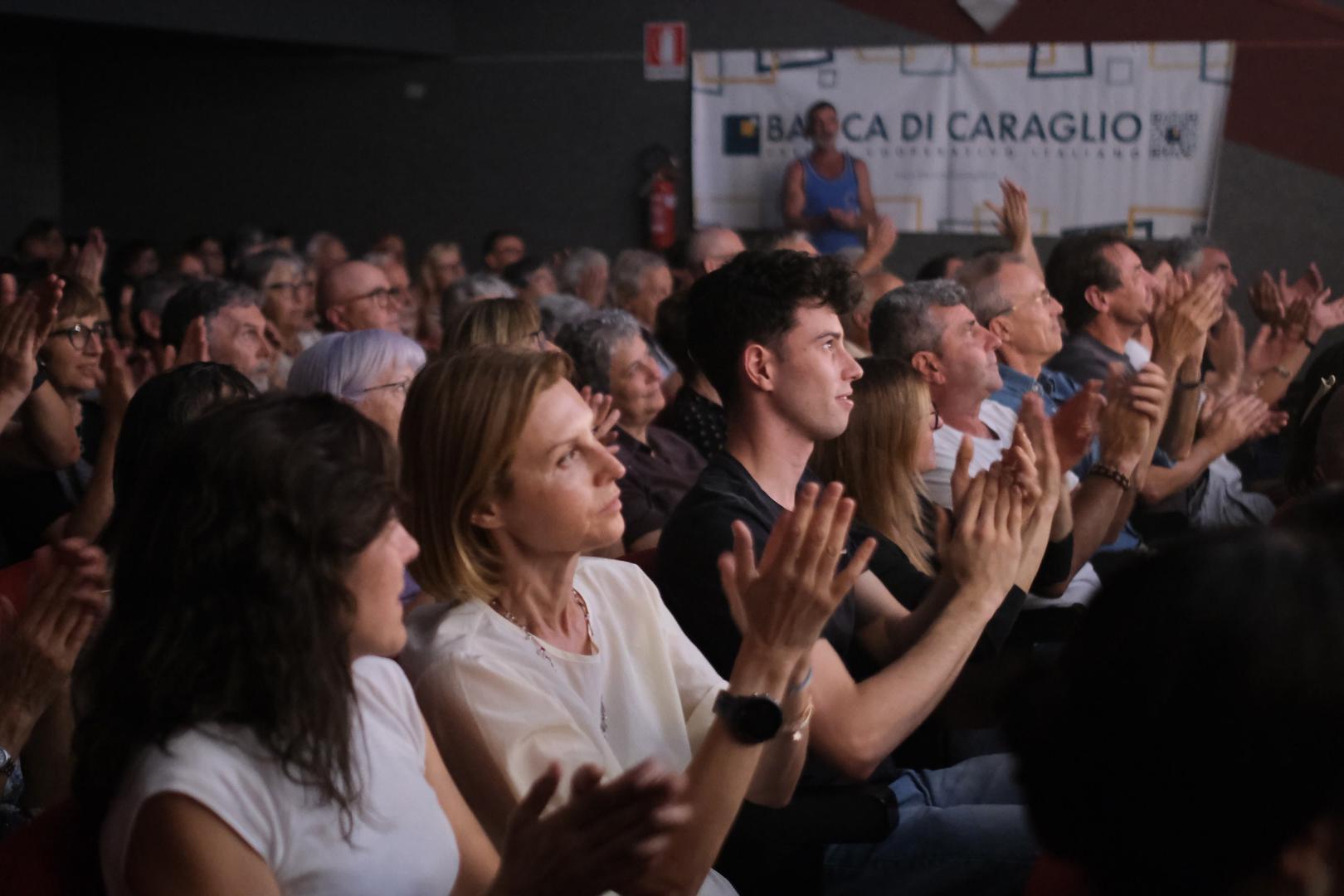 PUBBLICO CHE AMMIRA LO SPETTACOLO