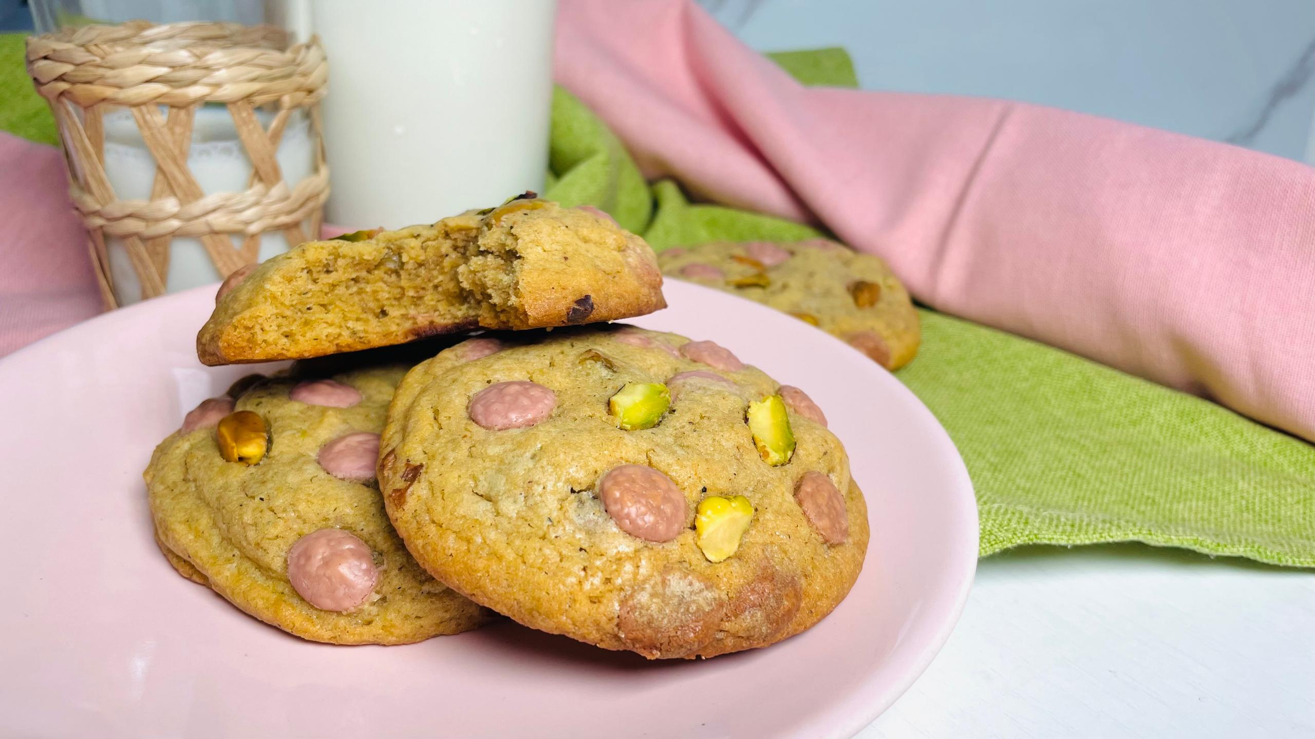 Cookies al pistacchio e cioccolato ruby