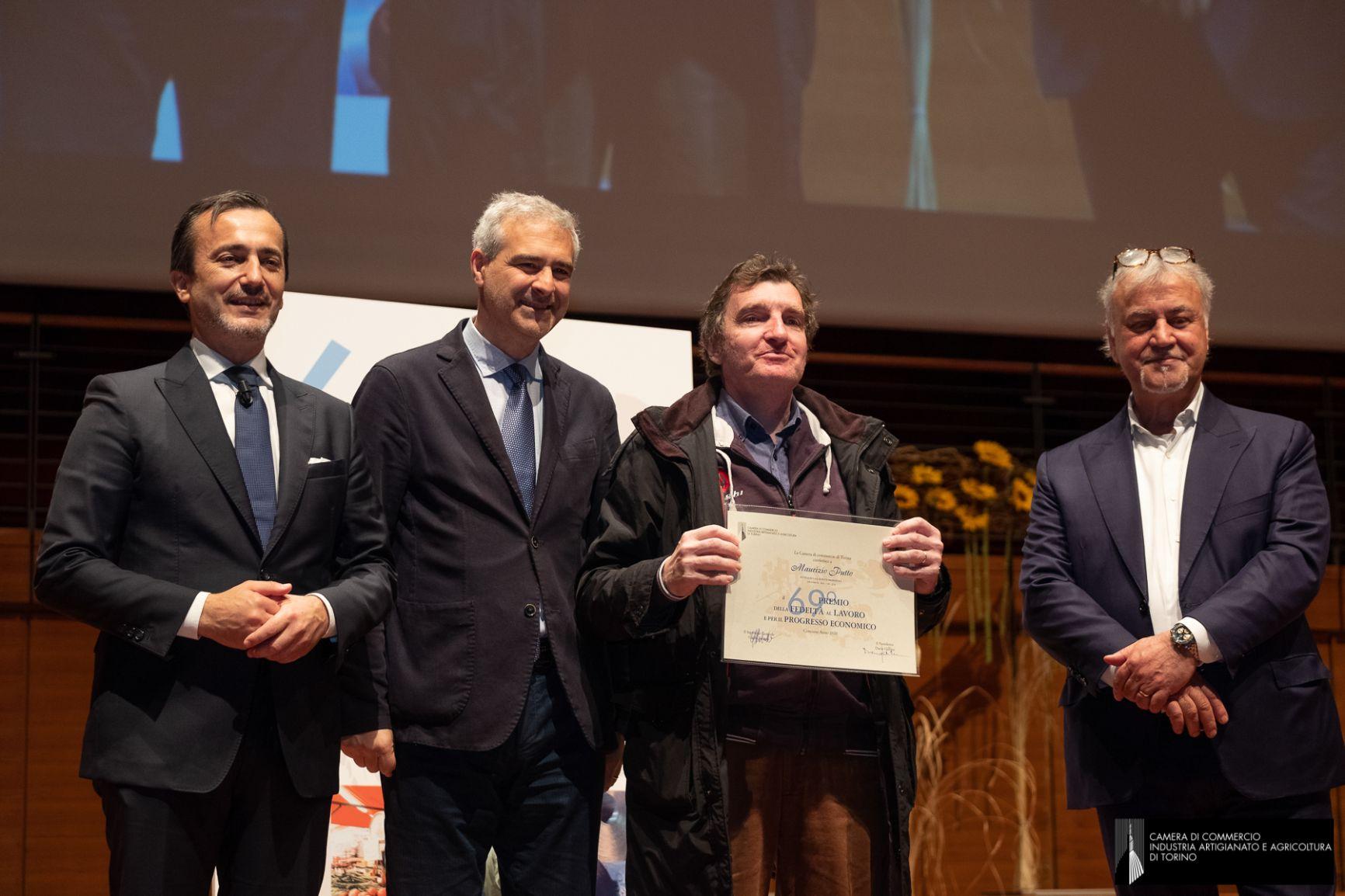 Il dott. Dario GALLINA, presidente della CCIAA di Torino, consegna il premio a Maurizio PUTTO